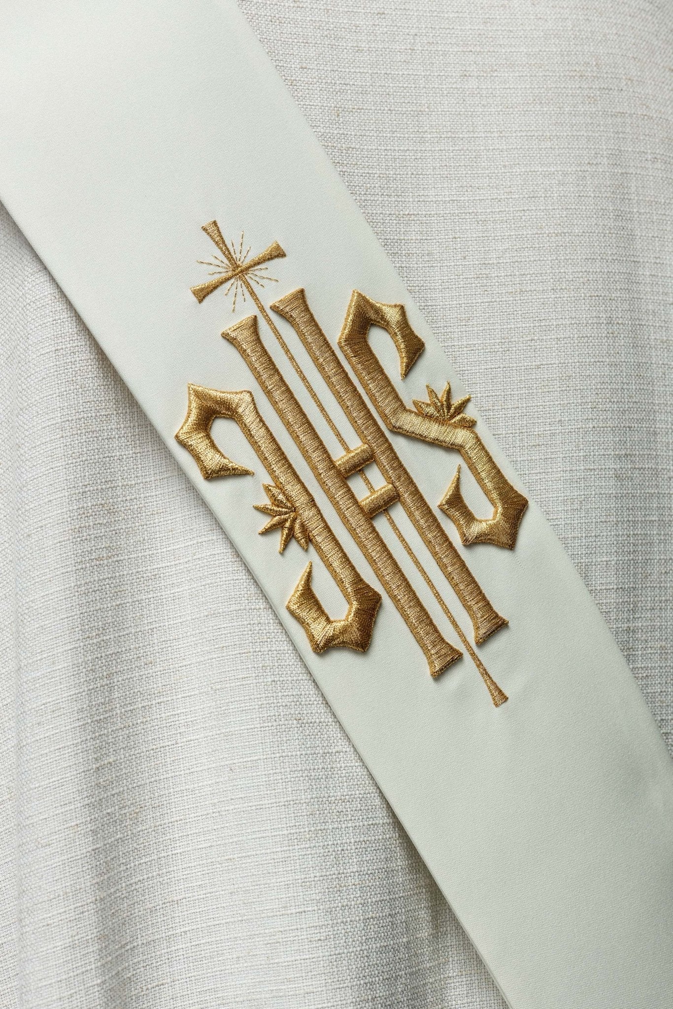 Étole de diacre brodée IHS avec croix KSD/135/05/01 ECRU - CHASUBLES.FR