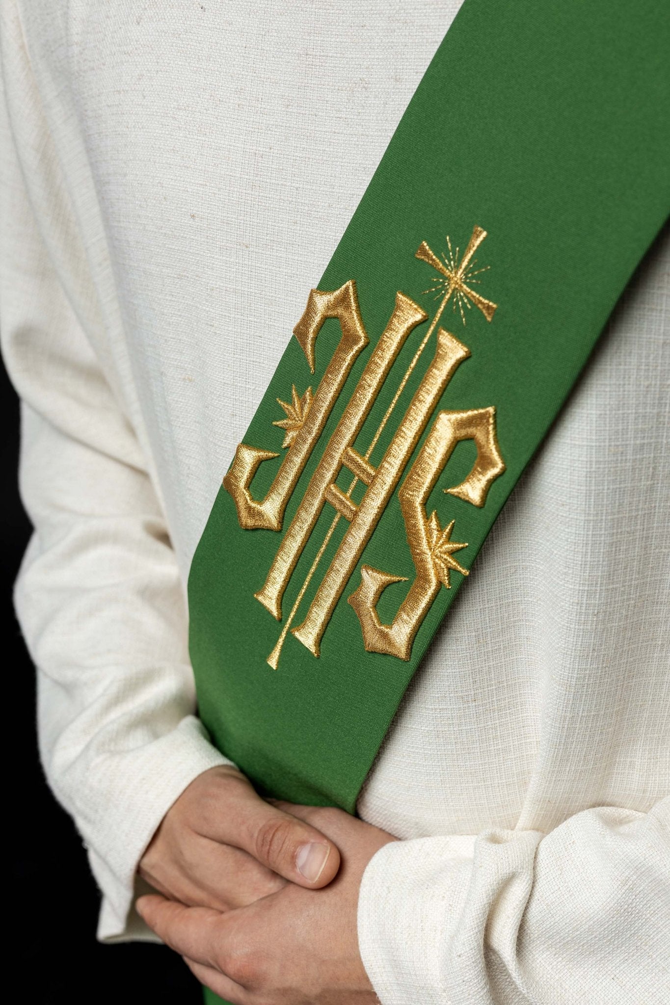 Étole de diacre brodée IHS avec croix KSD/135/01/01 ZIELONY - CHASUBLES.FR