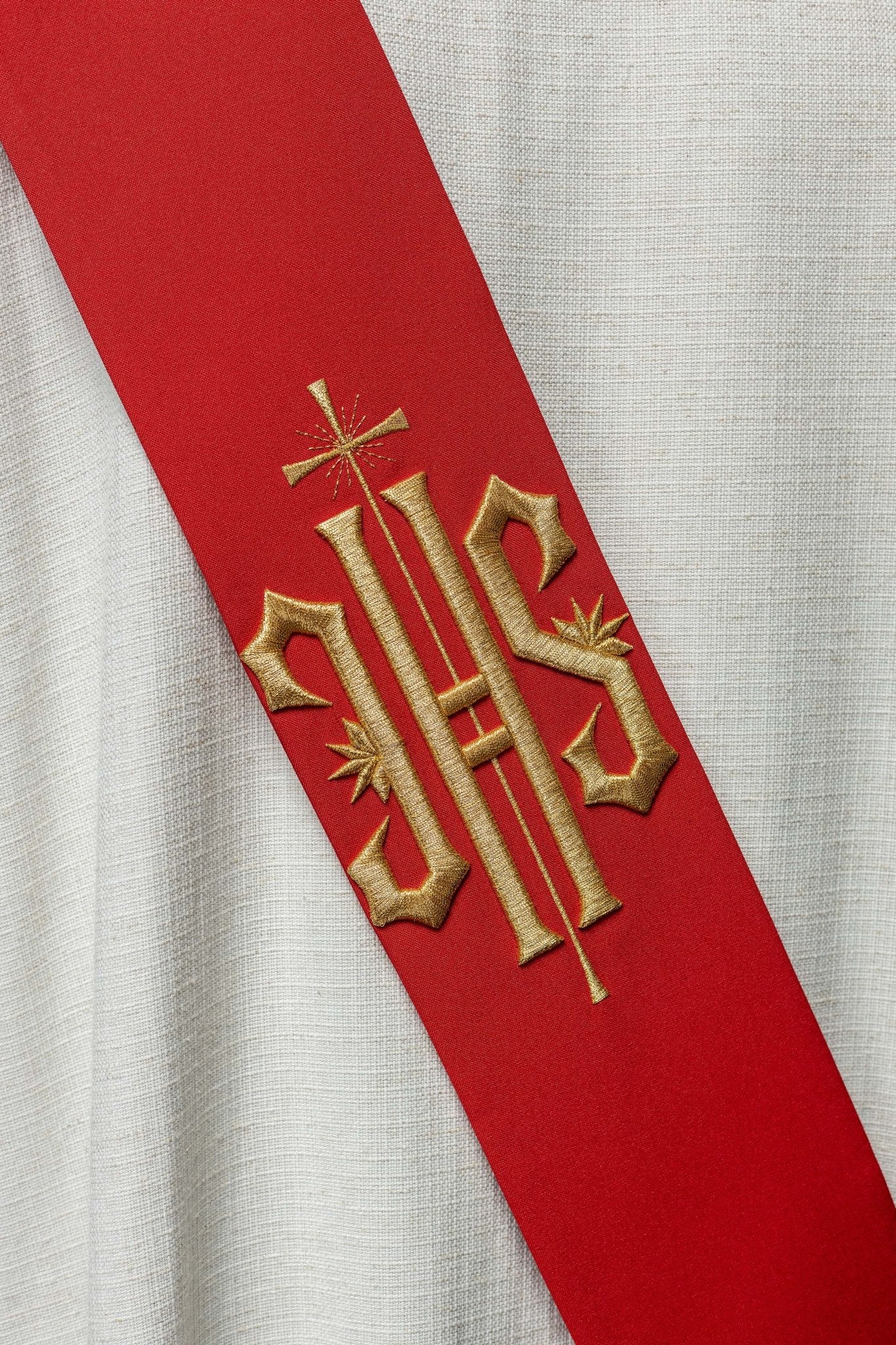 Étole de diacre brodée IHS avec croix KSD/135/02/01 CZERWONY - CHASUBLES.FR