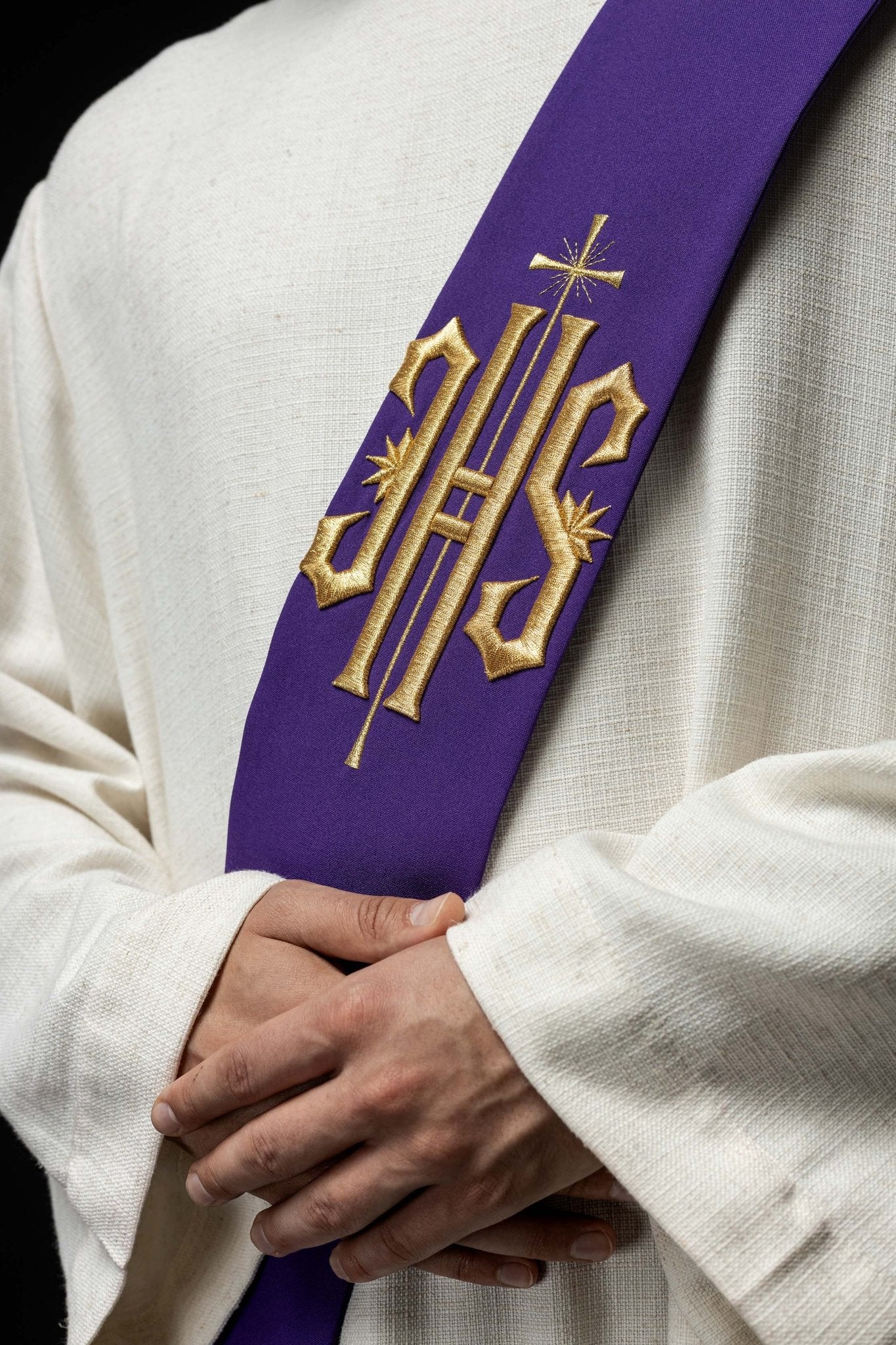 Étole de diacre brodée IHS avec croix KSD/135/03/01 FIOLET - CHASUBLES.FR