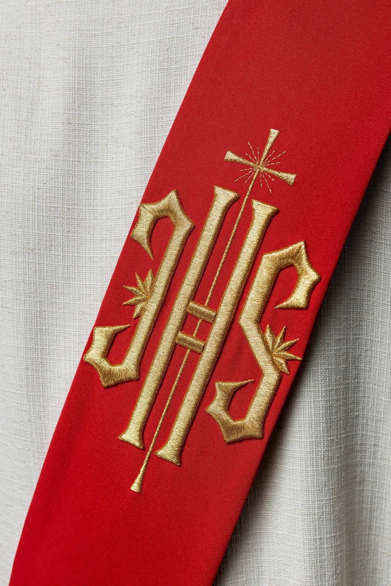 Étole de diacre brodée IHS avec croix KSD/135/02/01 CZERWONY - CHASUBLES.FR