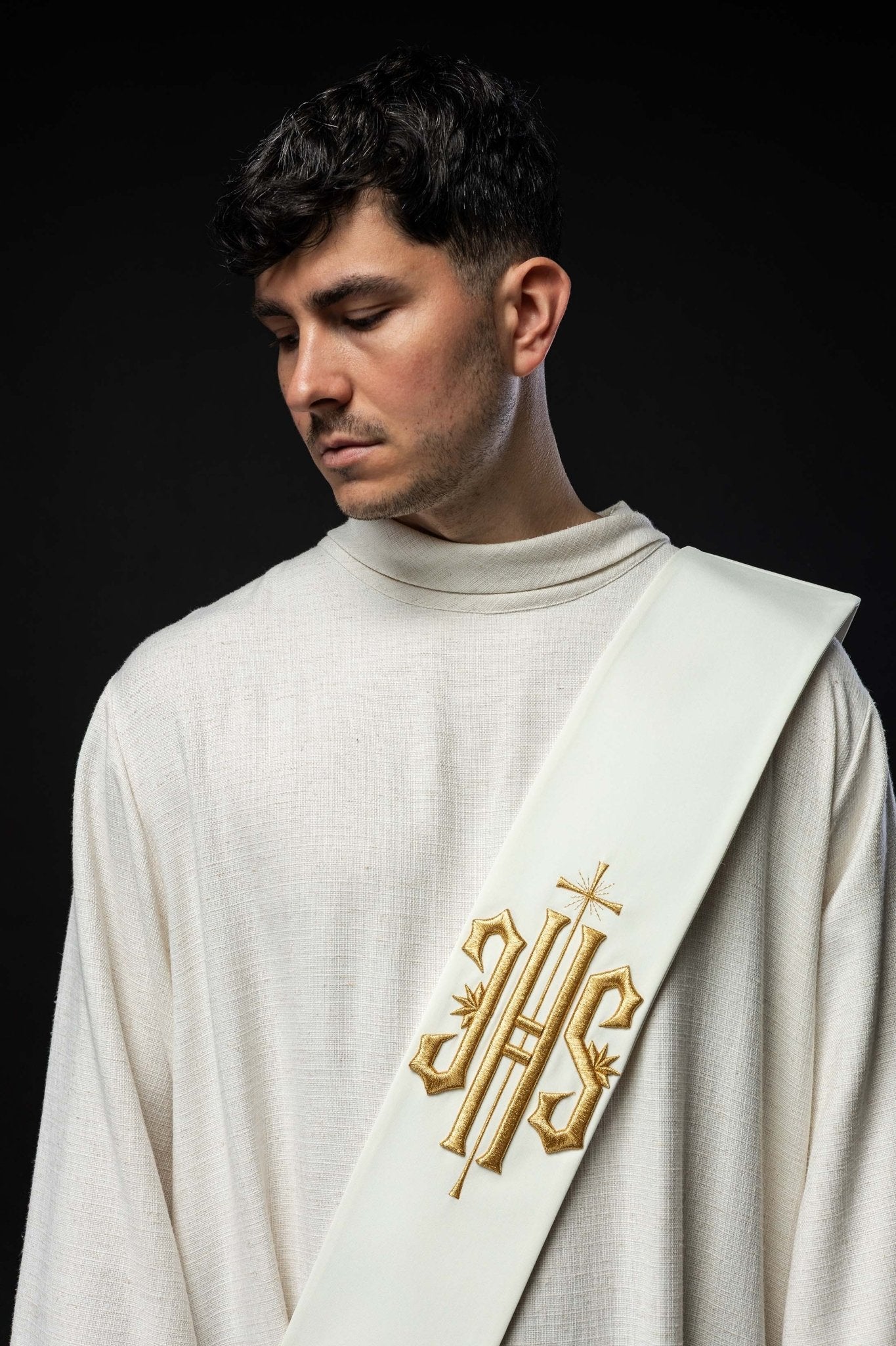 Étole de diacre brodée IHS avec croix KSD/135/05/01 ECRU - CHASUBLES.FR