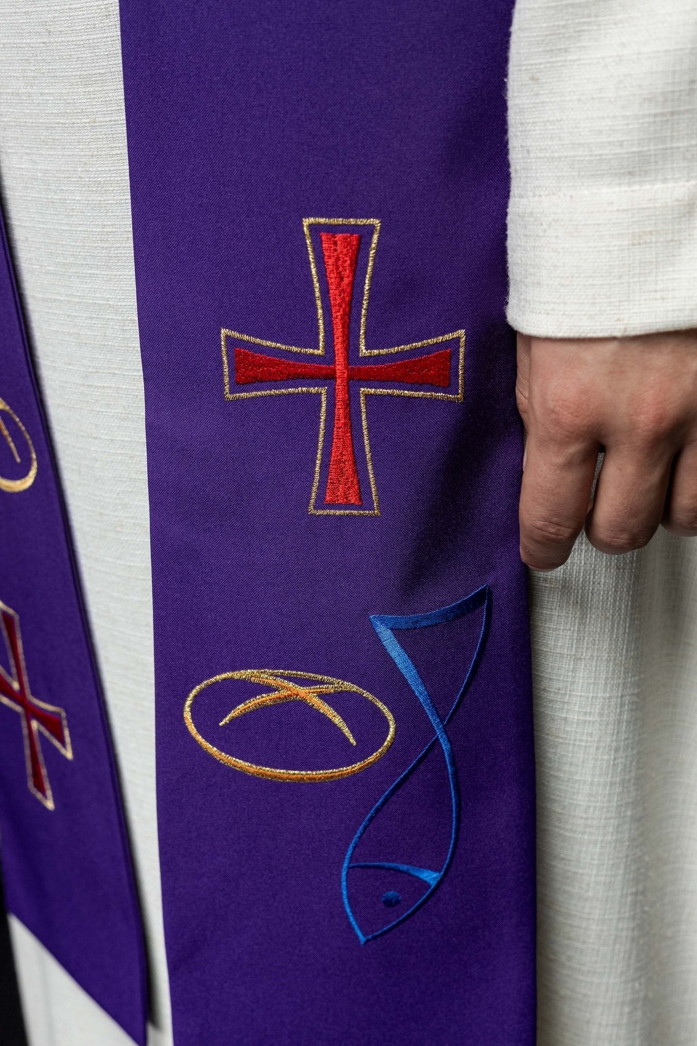 Étole de prêtre brodée en violet Croix de pain de poisson KST/007/03/12 FIOLET - CHASUBLES.FR