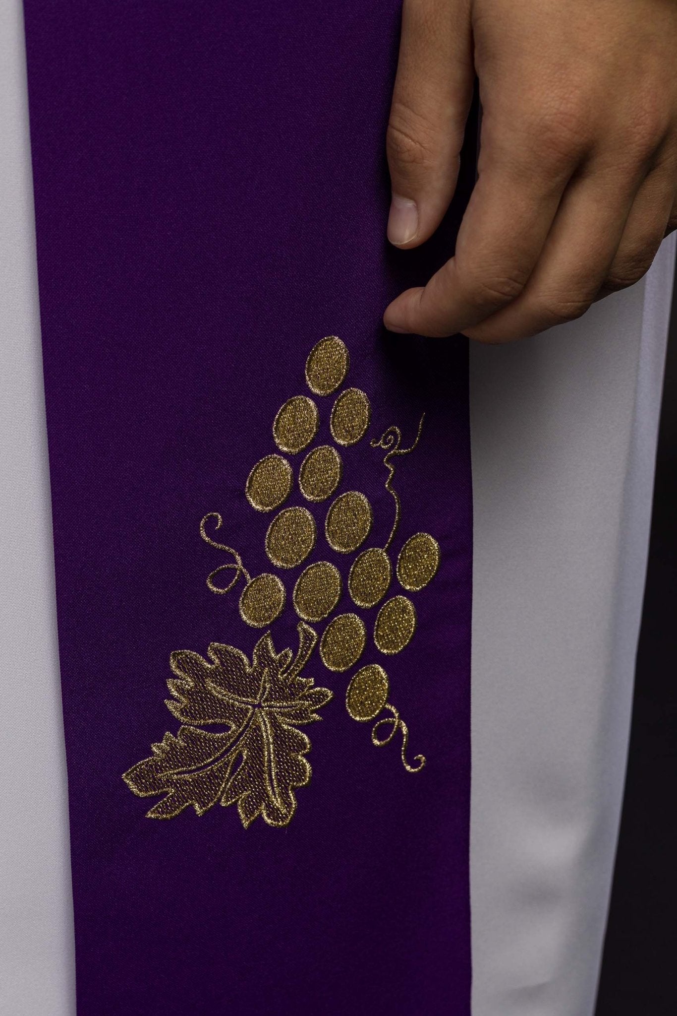 Étole de prêtre brodée IHS violet avec raisins KST/068/03/01 FIOLET - CHASUBLES.FR