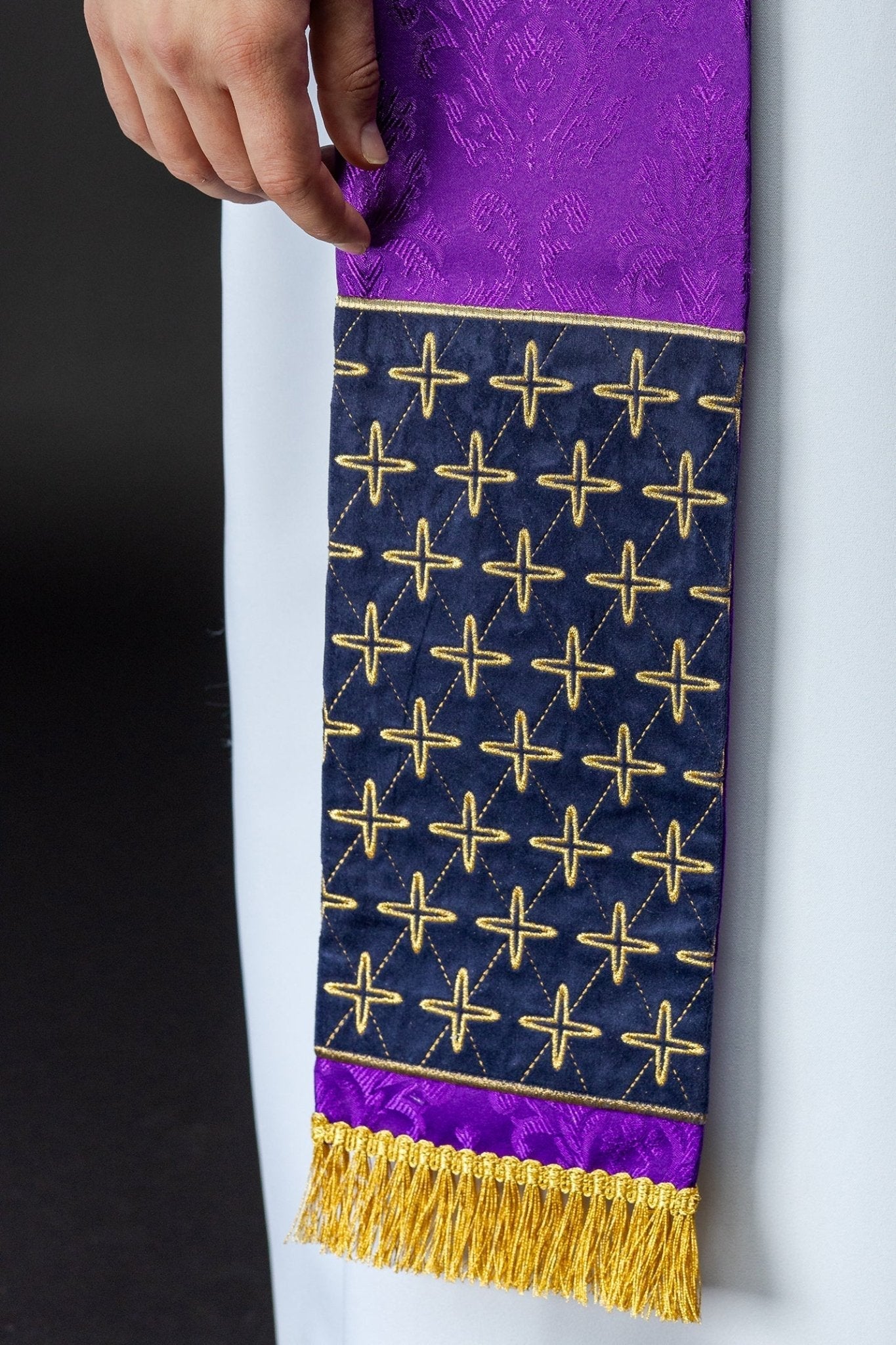 Étole en jacquard brodé avec motifs croisés violet S - 2054 - 03 - 67 - CHASUBLES.FR