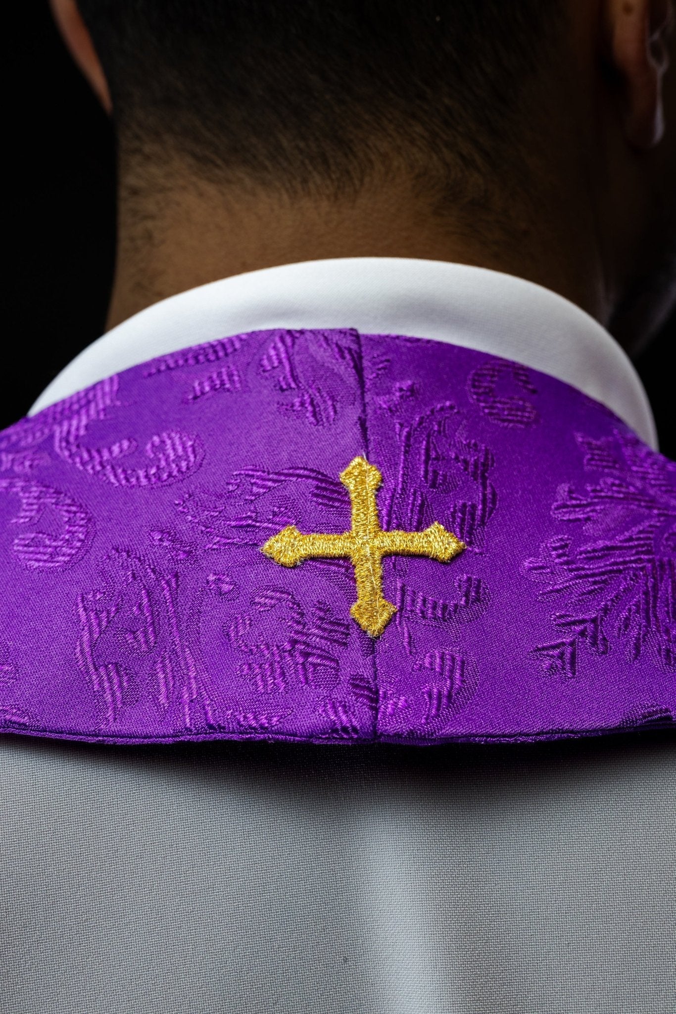 Étole en jacquard brodé avec motifs croisés violet S - 2054 - 03 - 67 - CHASUBLES.FR