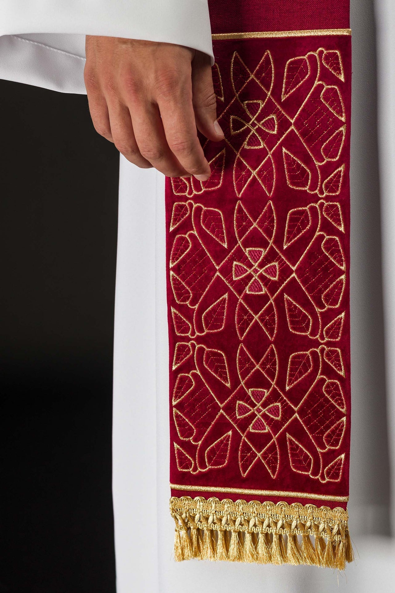 Étole en velours brodée avec le motif IHS de couleur rouge S-2055-02-70 - CHASUBLES.FR
