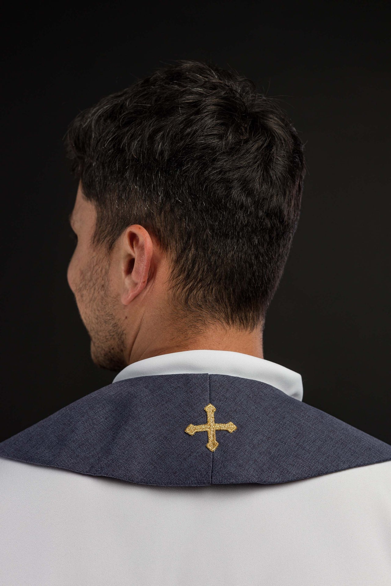Étole en velours brodée avec le motif IHS de couleur violette S-2055-03-70 - CHASUBLES.FR