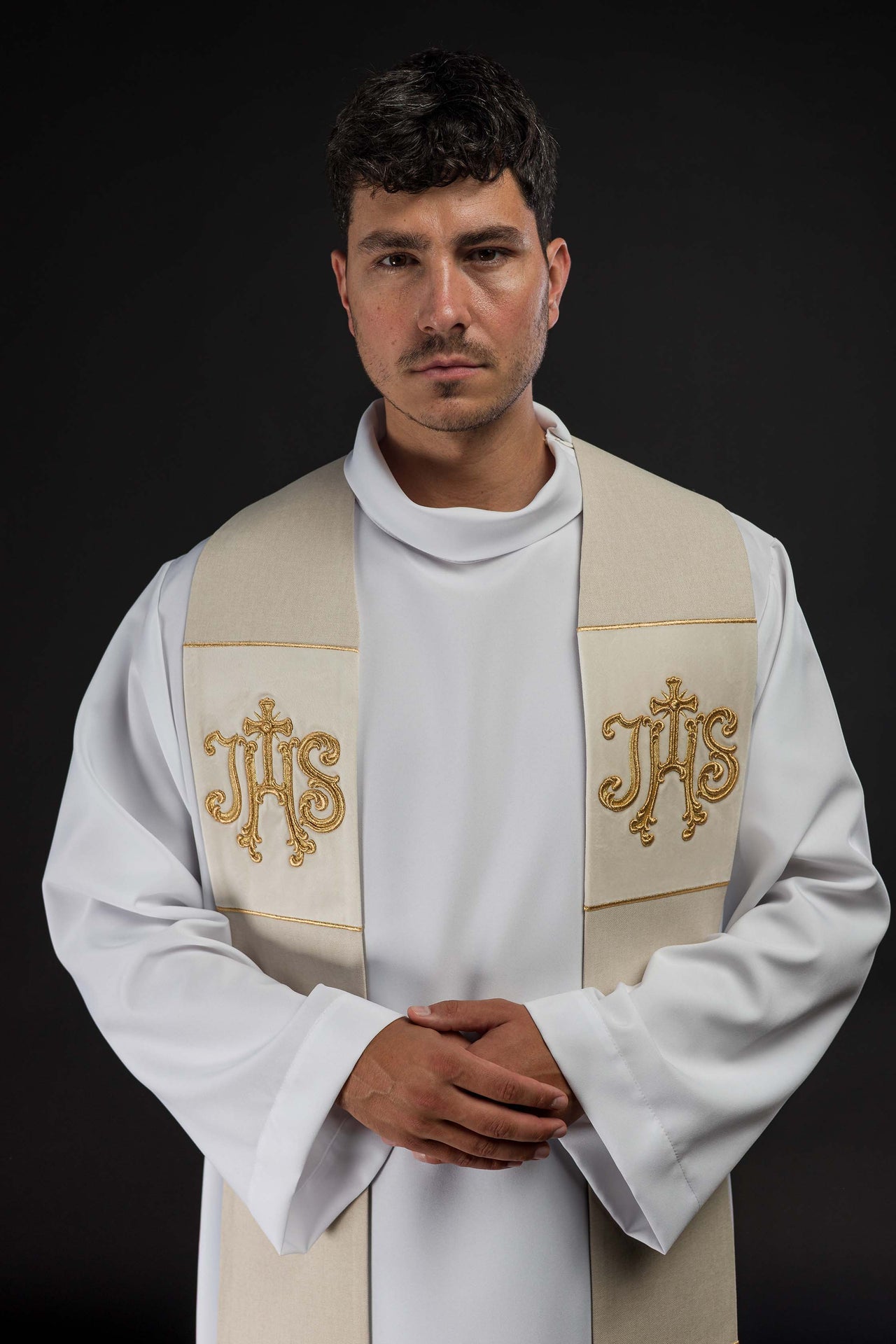Étole en velours brodée avec le motif IHS de couleur violette S-2055-05-70 - CHASUBLES.FR