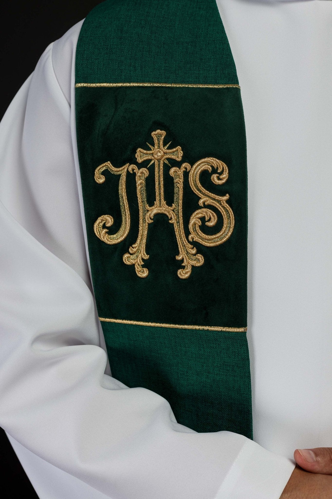 Étole en velours brodée avec motif IHS verte S-2055-01-70 - CHASUBLES.FR