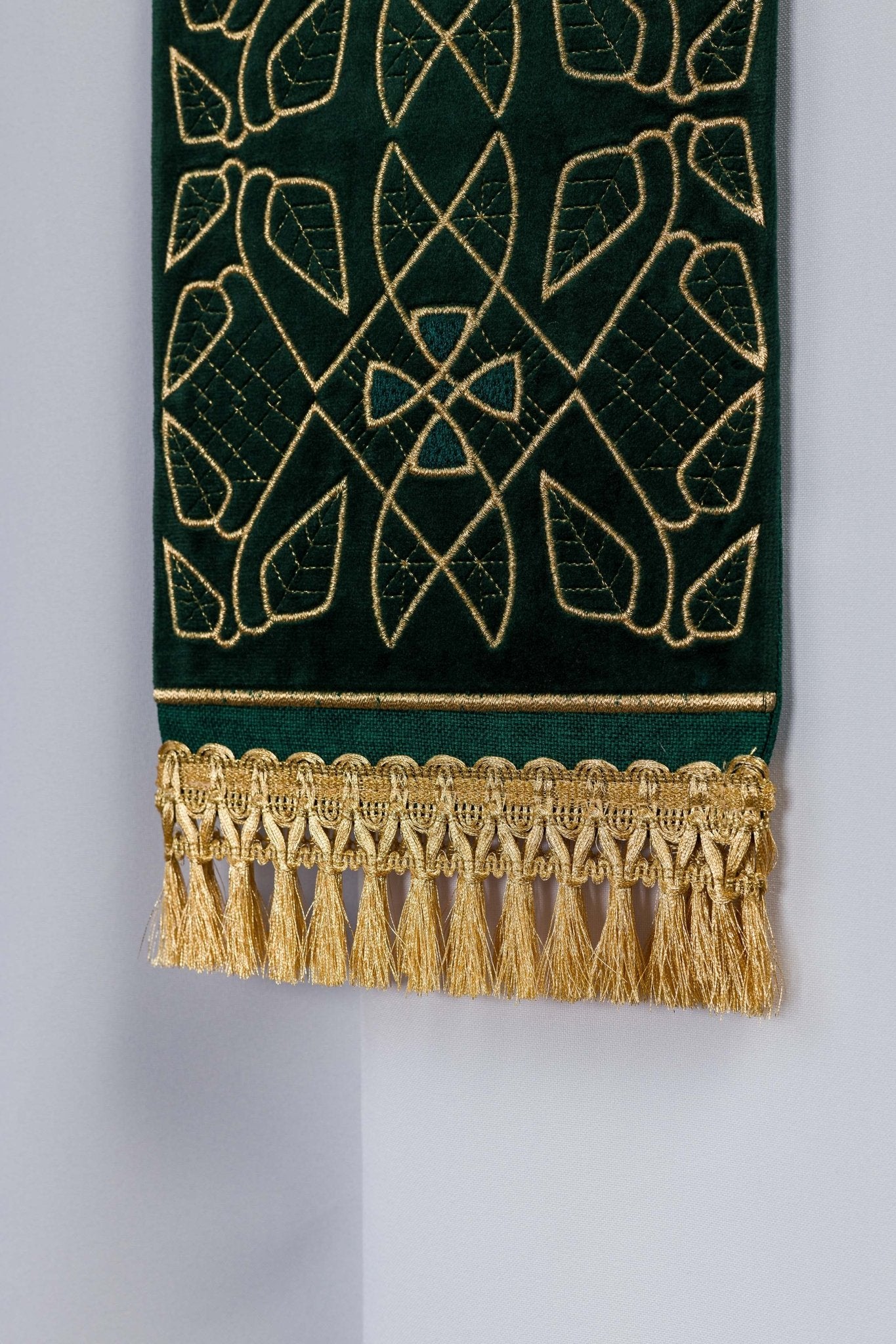 Étole en velours brodée avec motif IHS verte S-2055-01-70 - CHASUBLES.FR