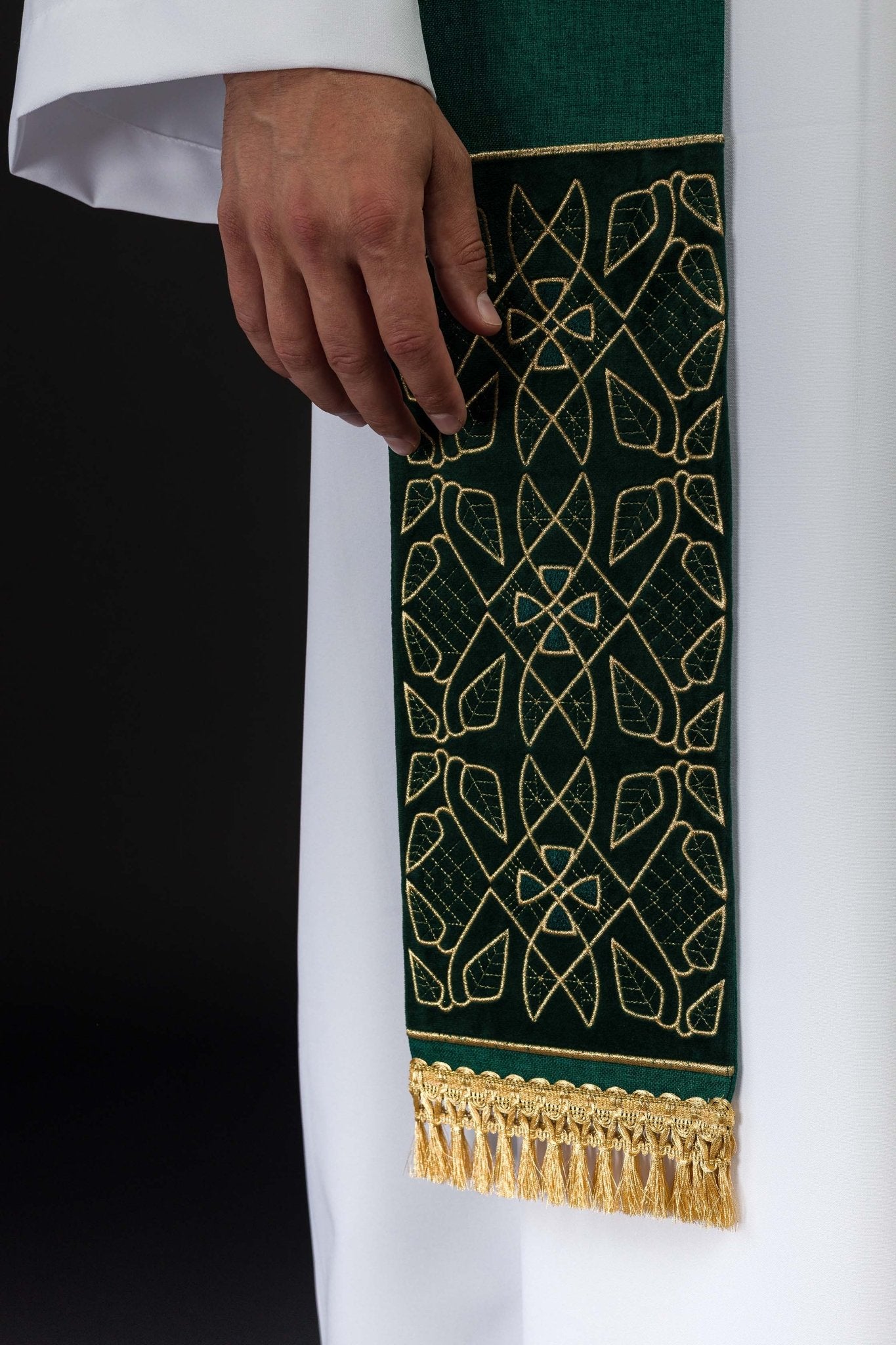 Étole en velours brodée avec motif IHS verte S-2055-01-70 - CHASUBLES.FR