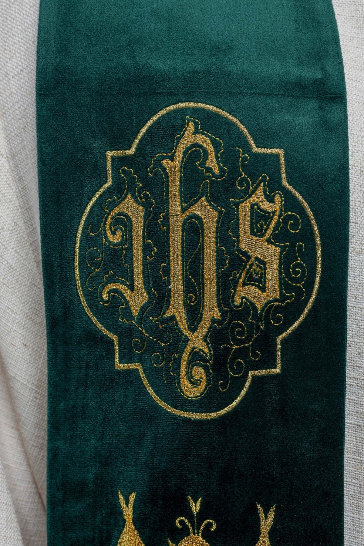 Étole IHS verte brodée S - 2052 - 01 - 76 - CHASUBLES.FR