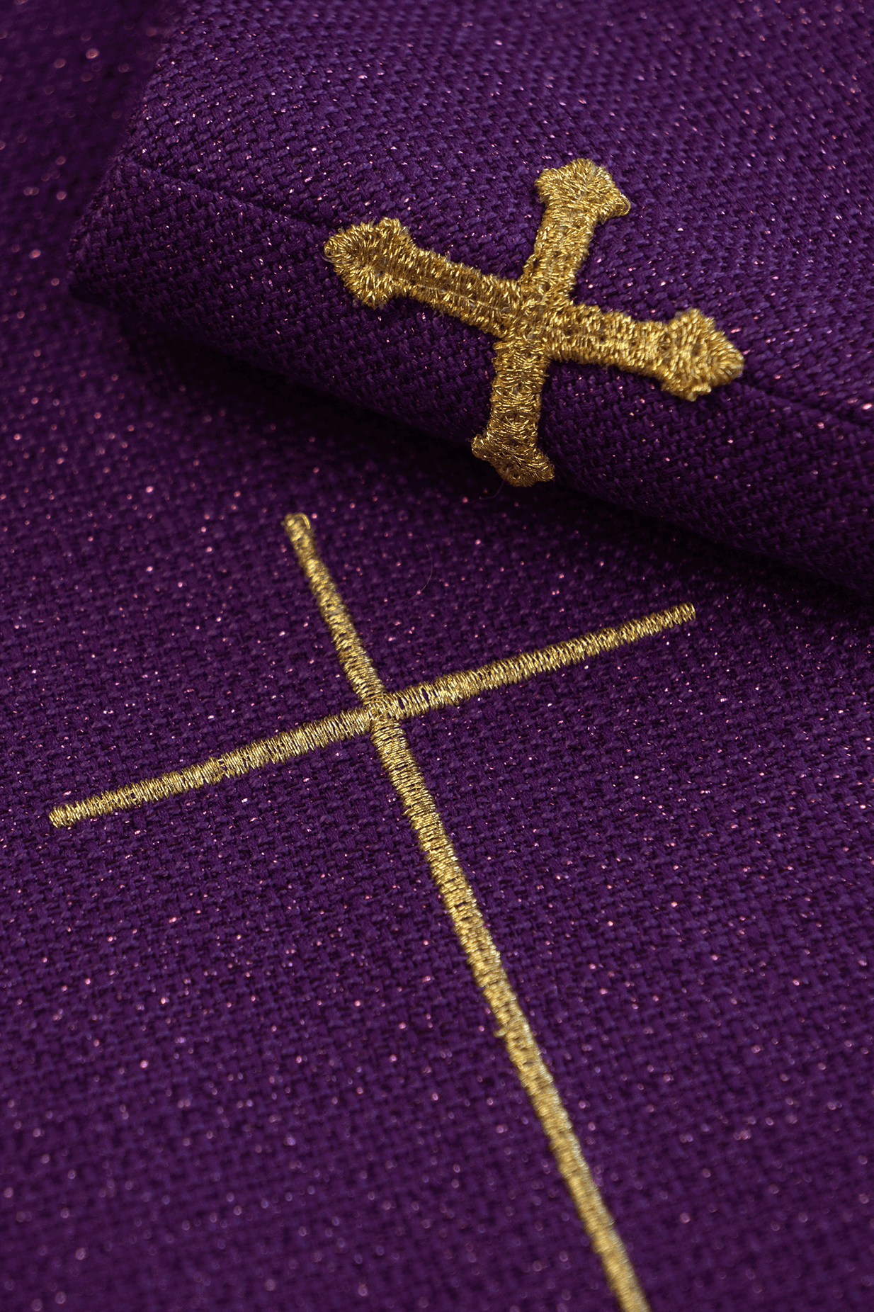 Chasuble violette richement brodée et brillante