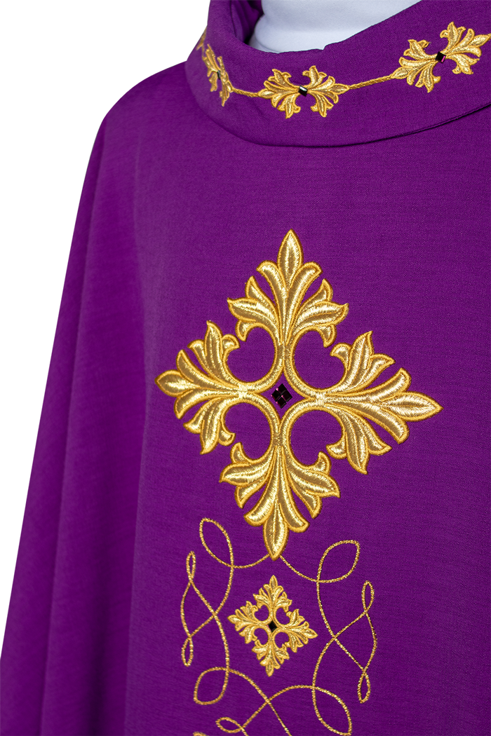 Chasuble violette richement brodée de cordes et de pierres