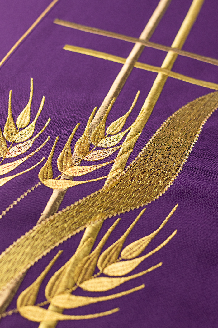 Chasuble violette brodée de motifs de croix et d'oreilles