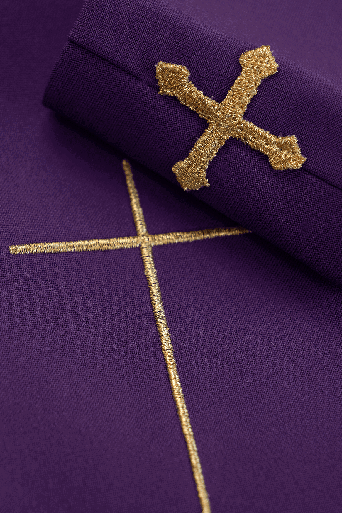 Chasuble violette brodée de motifs de croix et d'oreilles