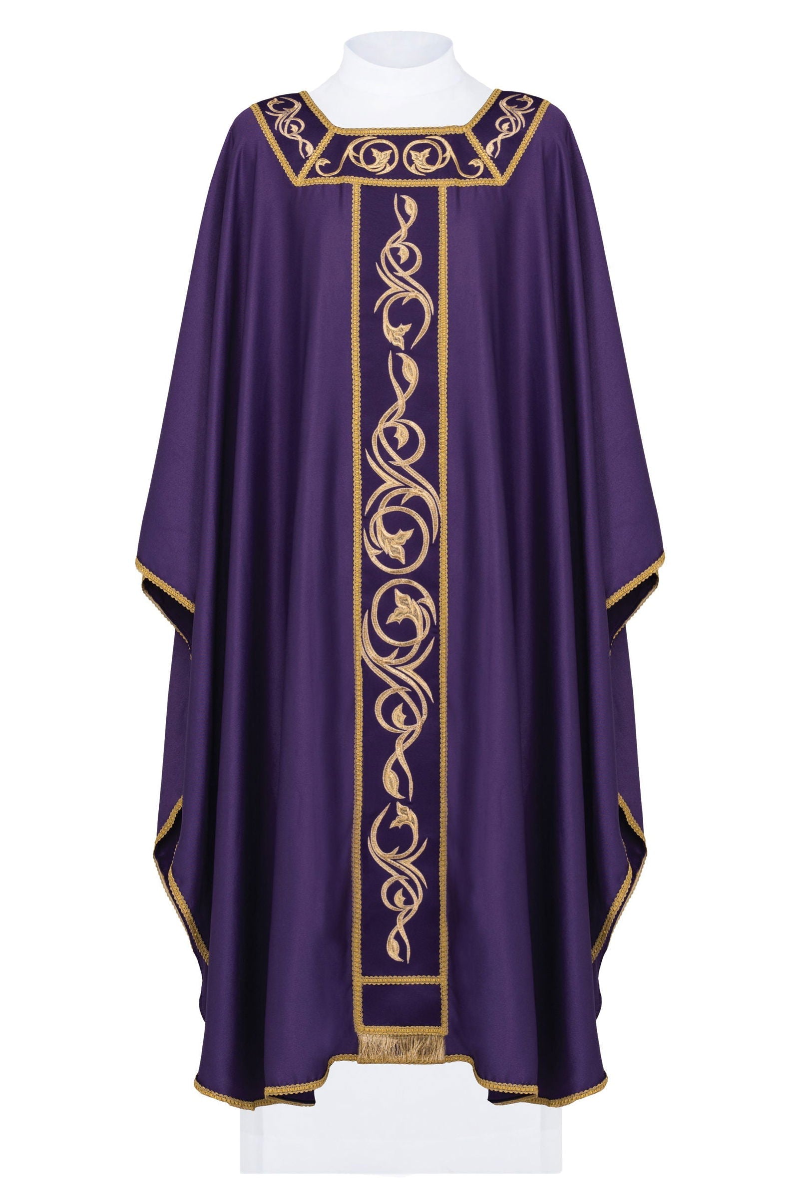 Chasuble violette brodée sur tissu léger