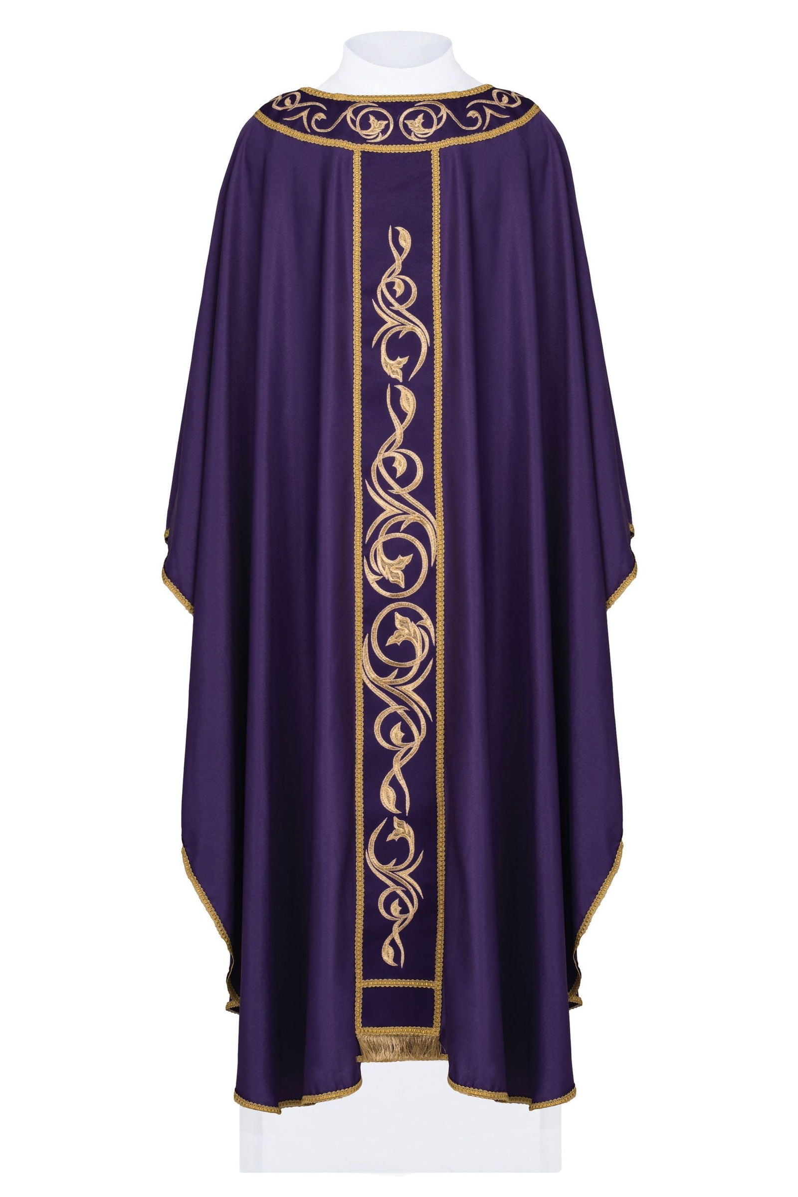 Chasuble violette brodée sur tissu léger