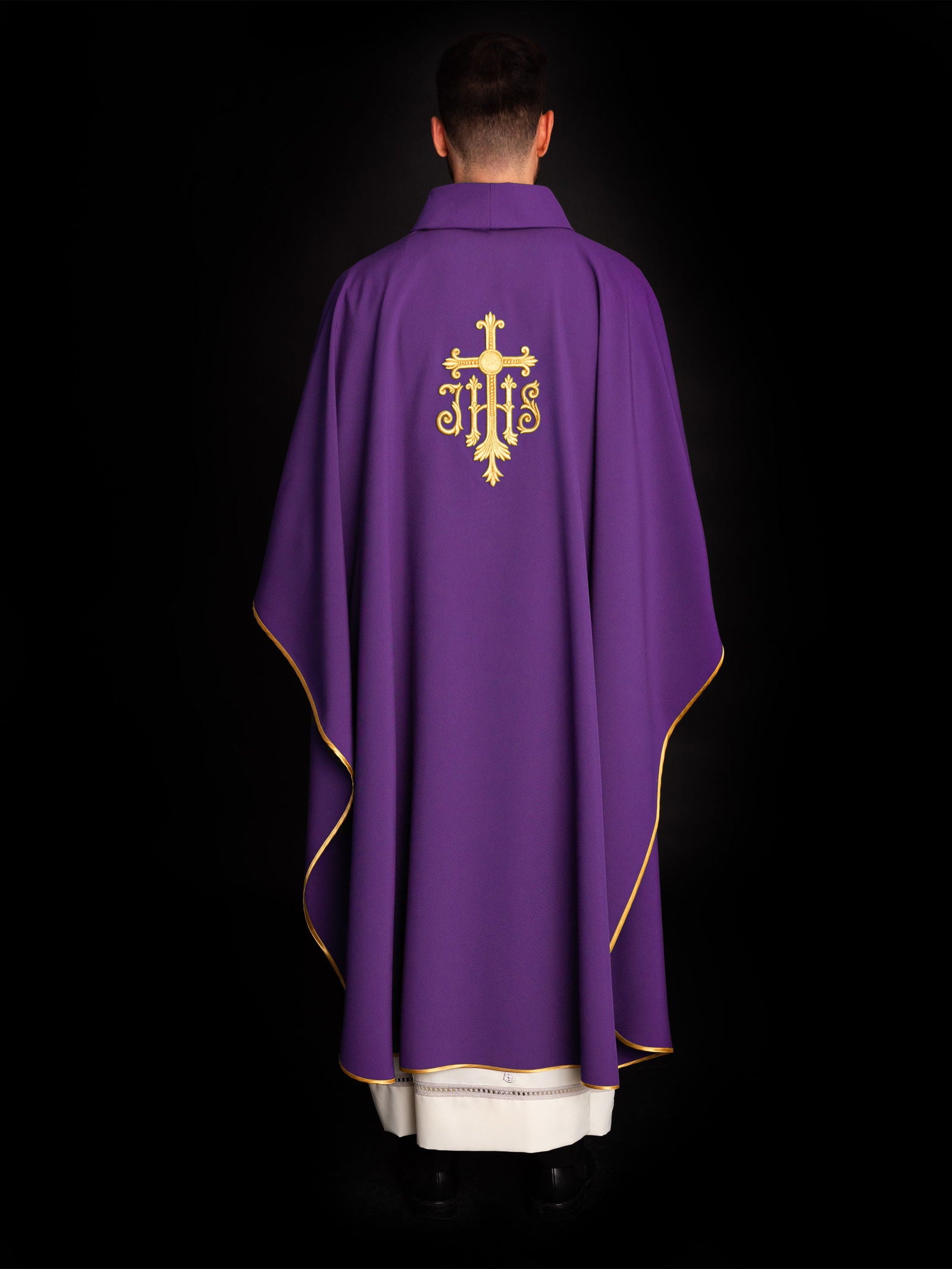 Chasuble brodée en violet avec croix et JHS