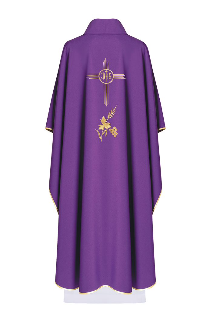 Chasuble violette brodée d'un motif IHS