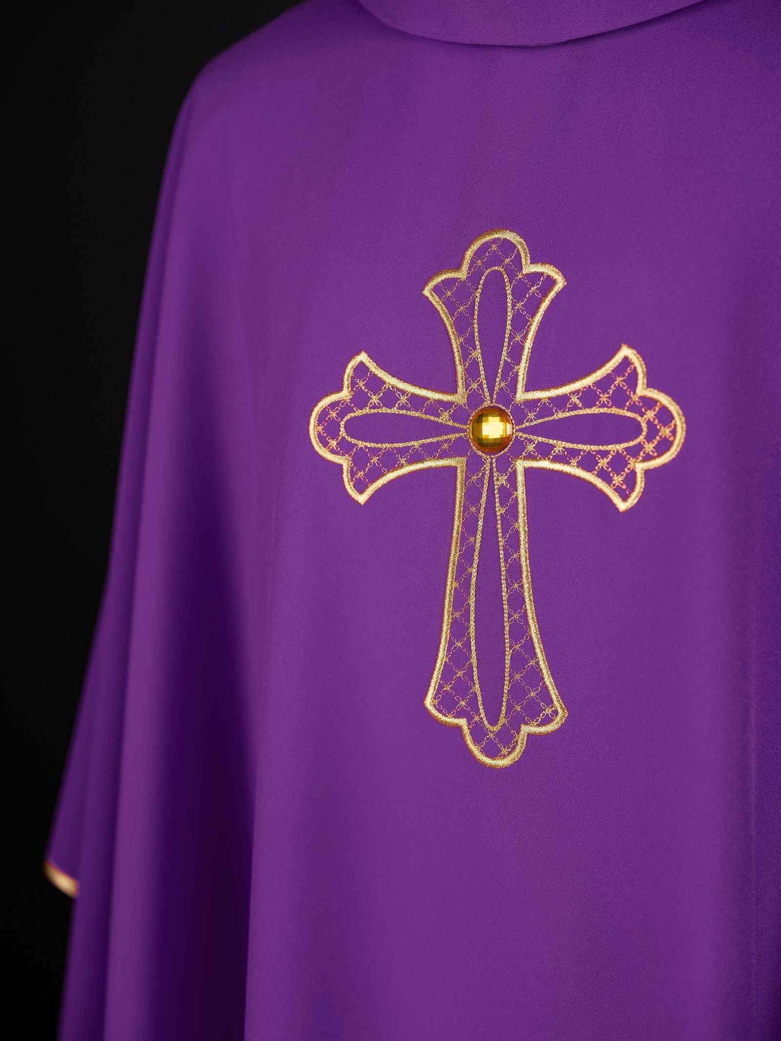 Chasuble violette brodée du symbole de la croix violette