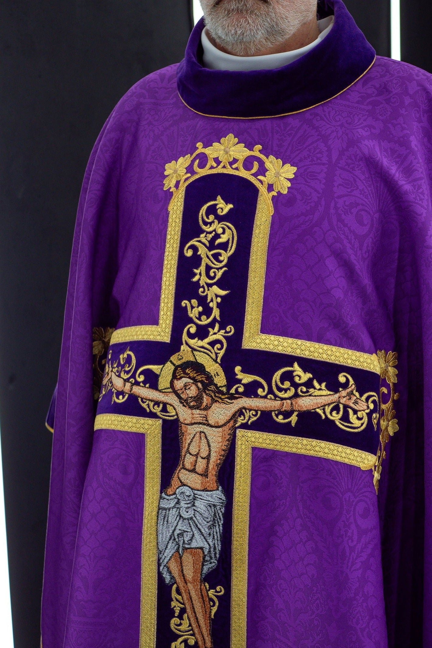 Chasuble violette brodée du motif de Jésus-Christ