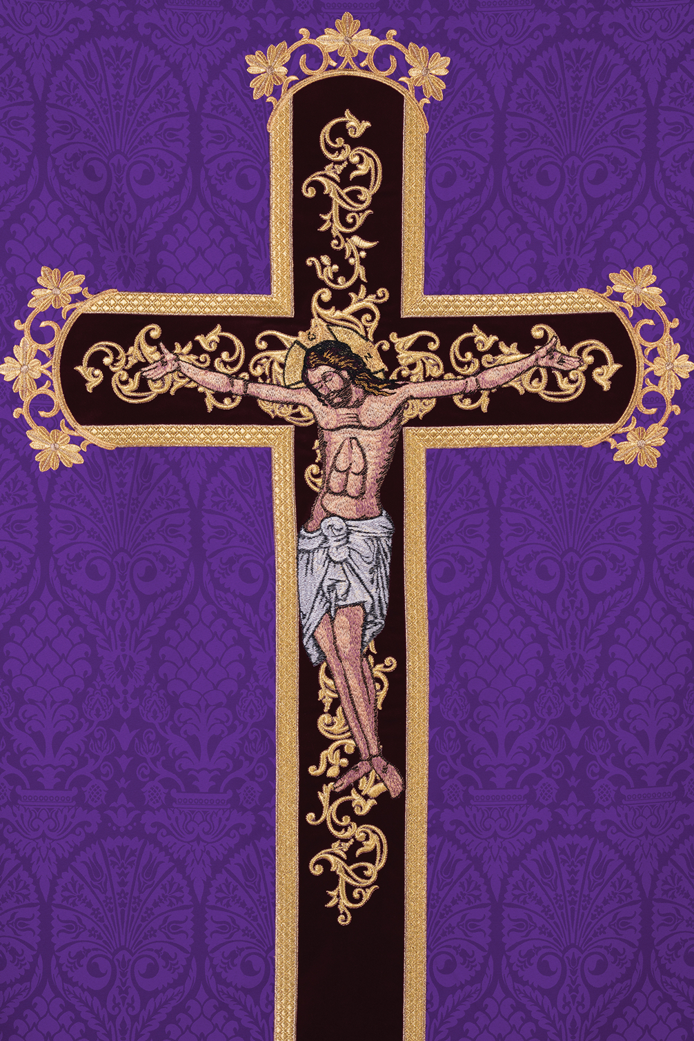 Chasuble violette brodée du motif de Jésus-Christ