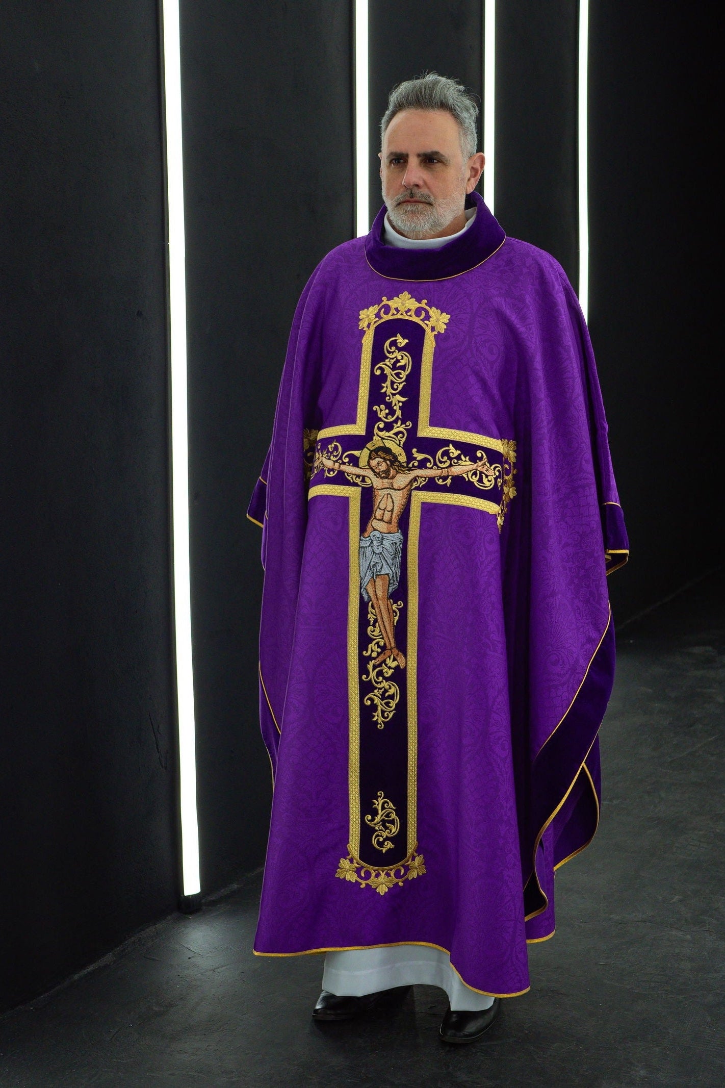 Chasuble violette brodée du motif de Jésus-Christ