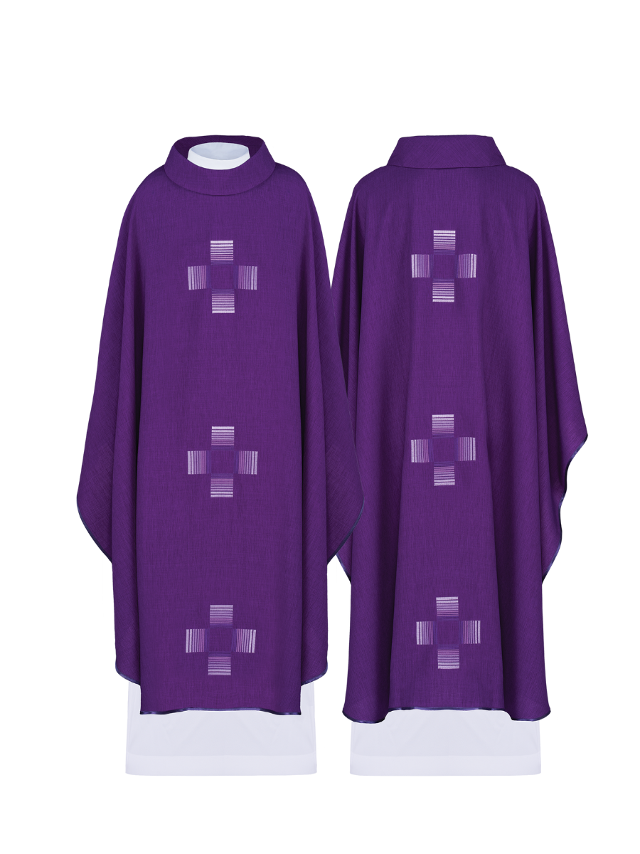 Chasuble violette avec croix brodées