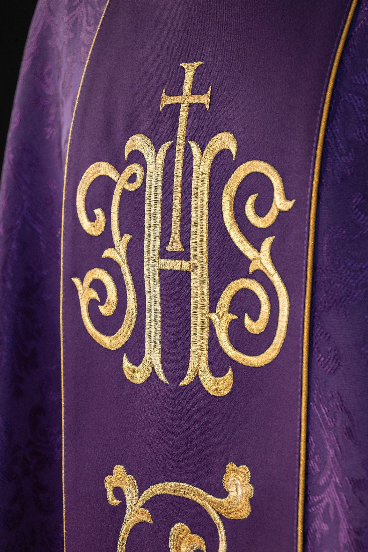 Chasuble liturgique violette avec ceinture IHS richement décorée