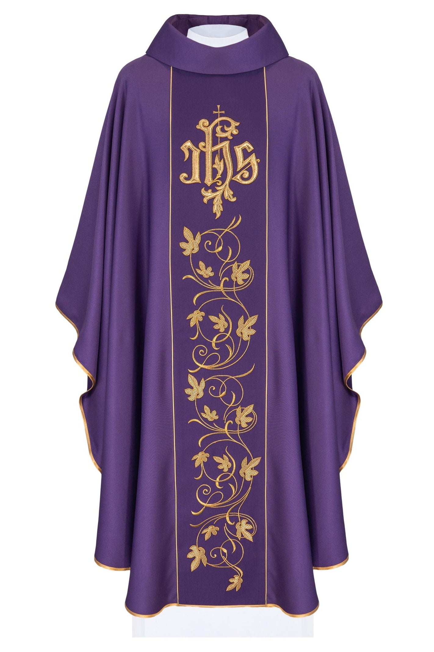 Chasuble liturgique violette avec ceinture richement décorée d'un motif floral et d'un IHS