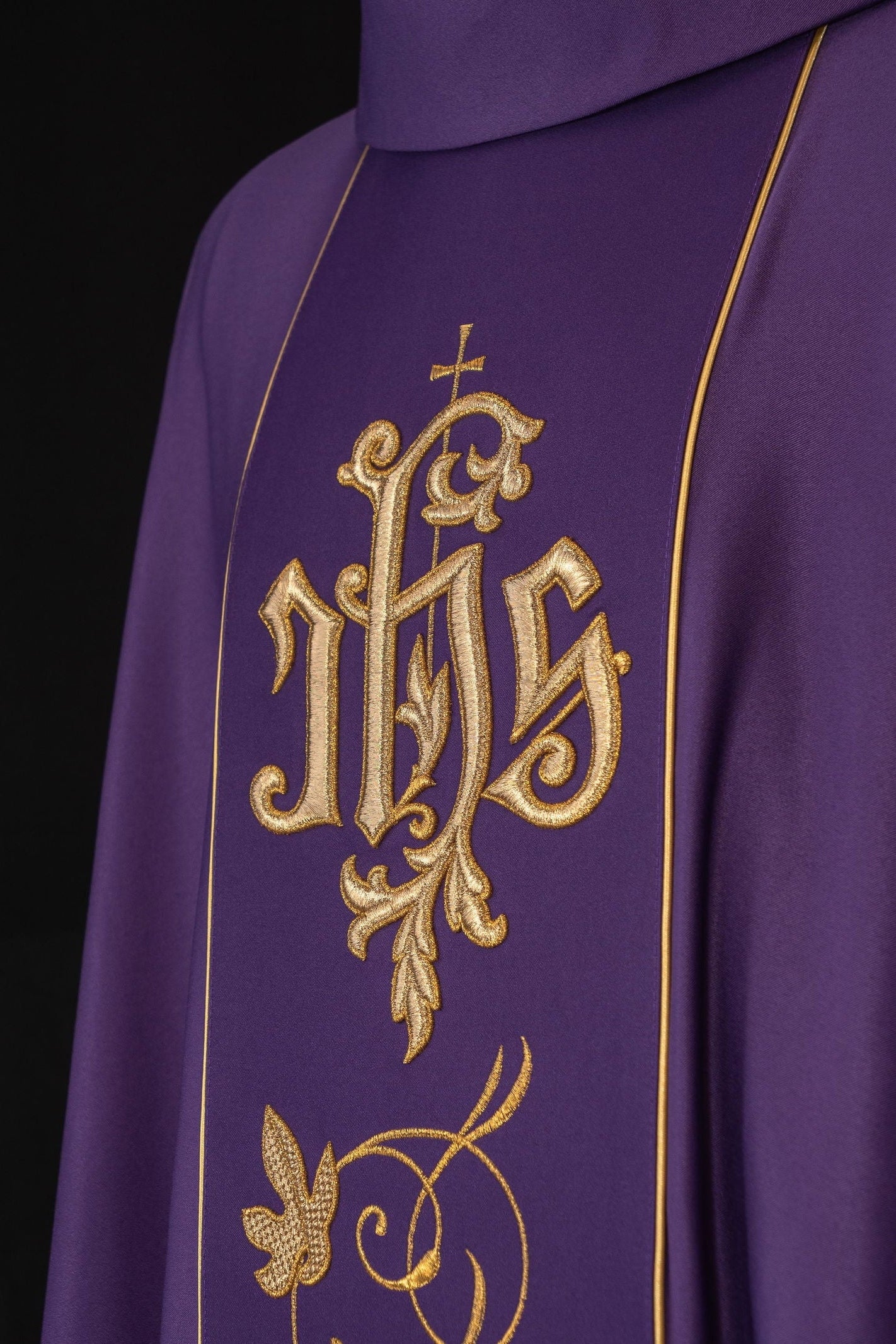 Chasuble liturgique violette avec ceinture richement décorée d'un motif floral et d'un IHS