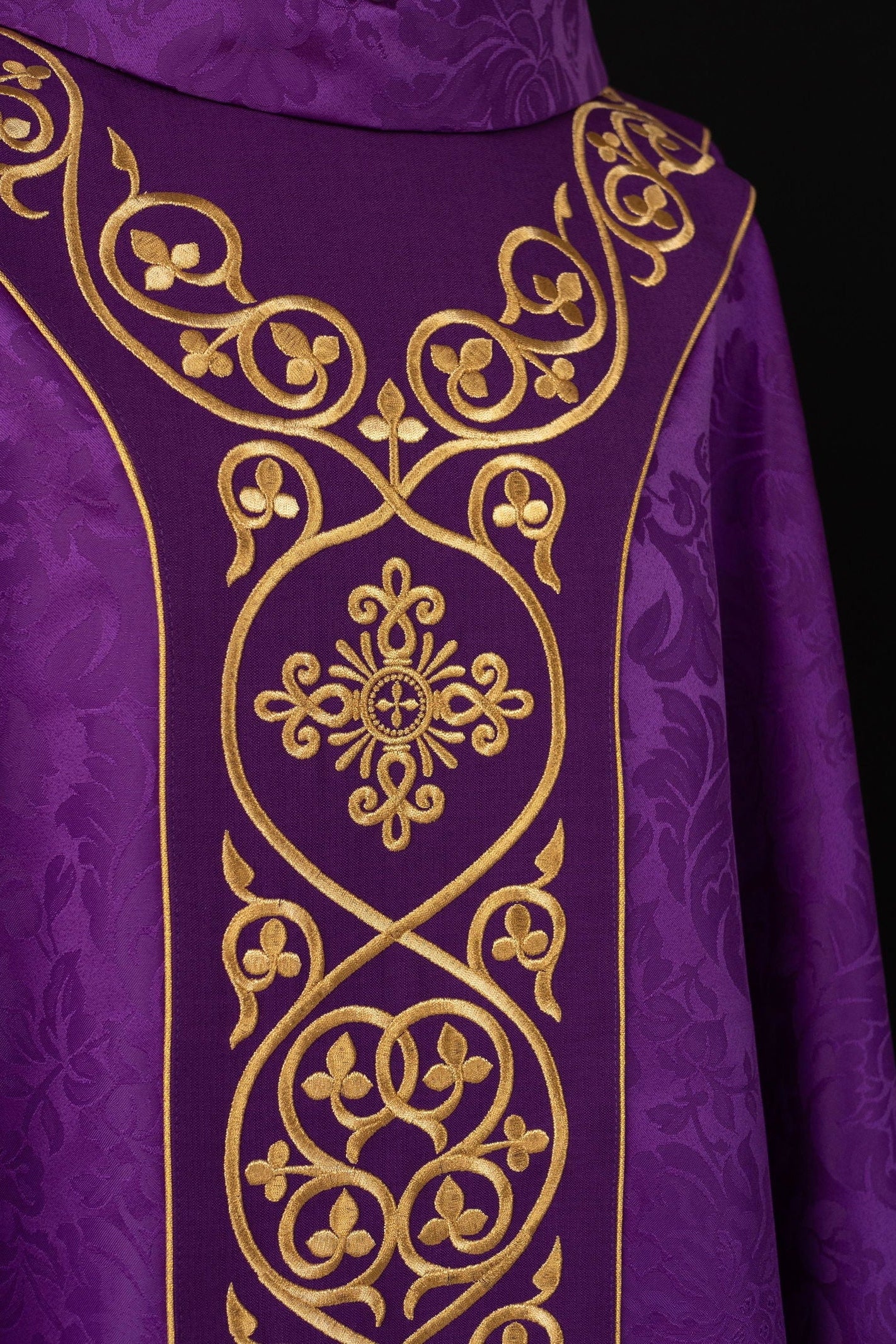 Chasuble liturgique violette ornée d'une ceinture de velours brodée