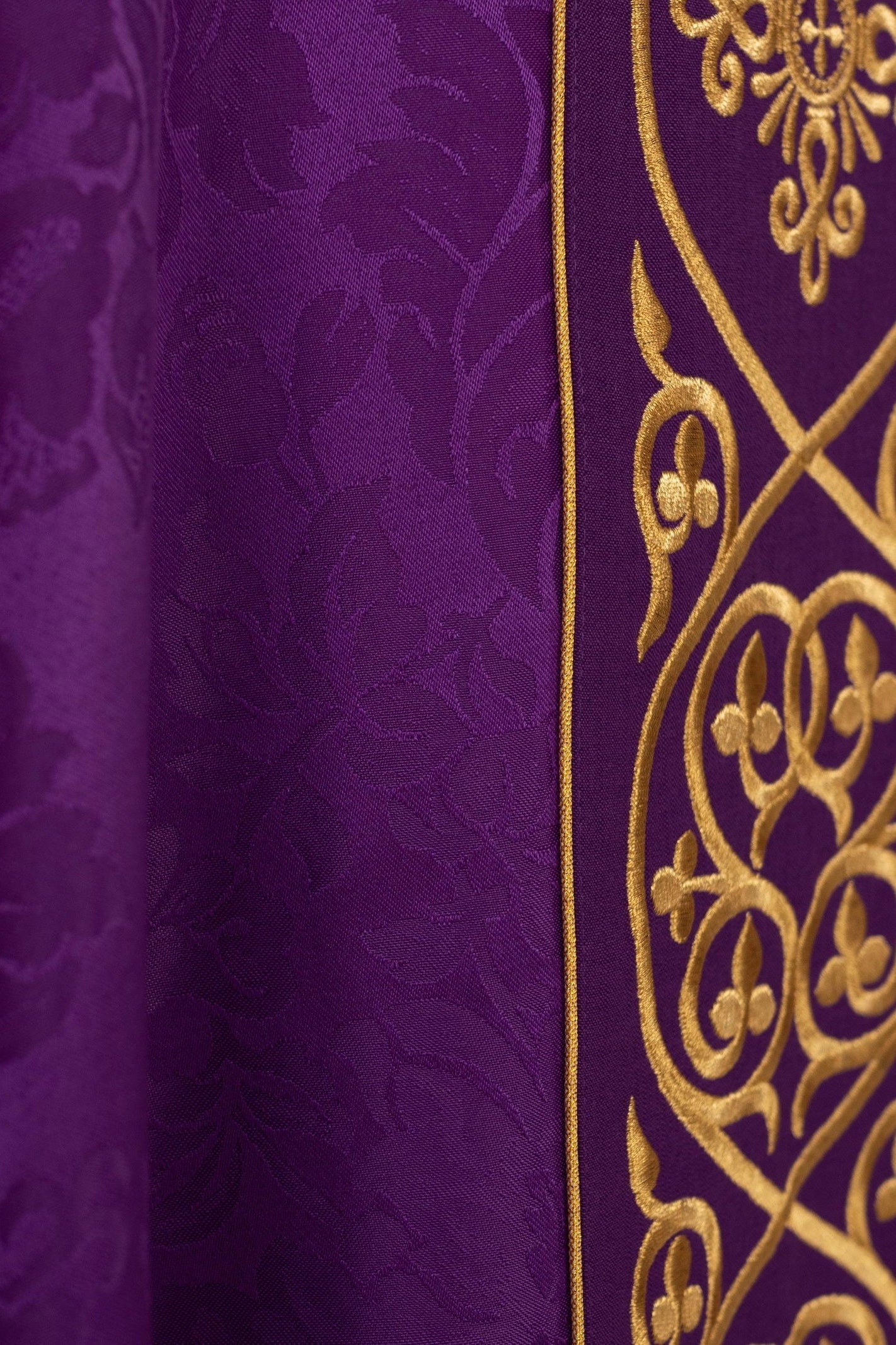 Chasuble liturgique violette ornée d'une ceinture de velours brodée