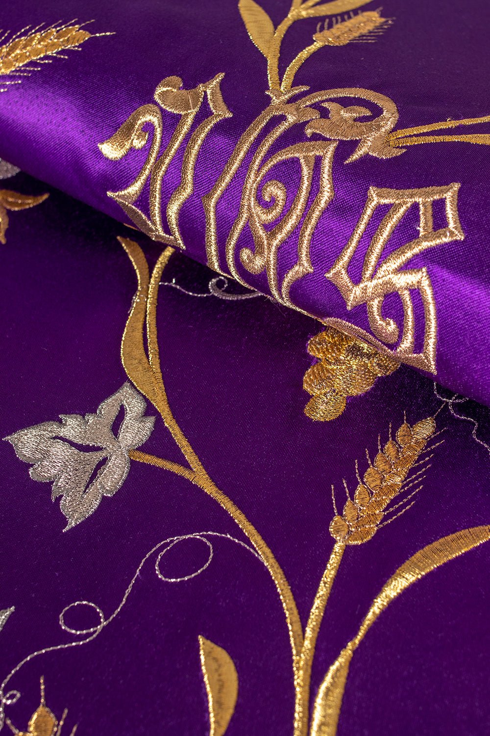 Chasuble romaine violette avec motif d'IHS, d'oreilles et de raisins