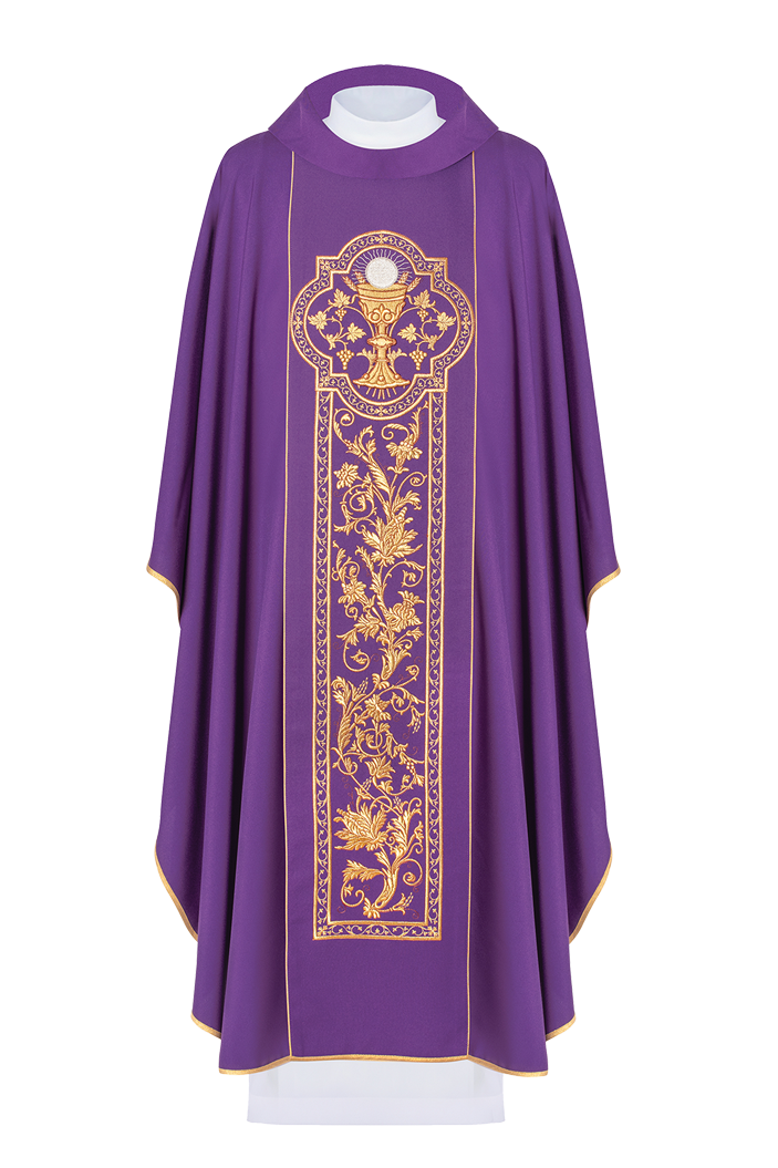 Chasuble violette avec large ceinture richement décorée d'un motif de calice eucharistique