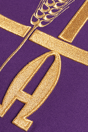 Chasuble violette avec broderie Alpha Omega