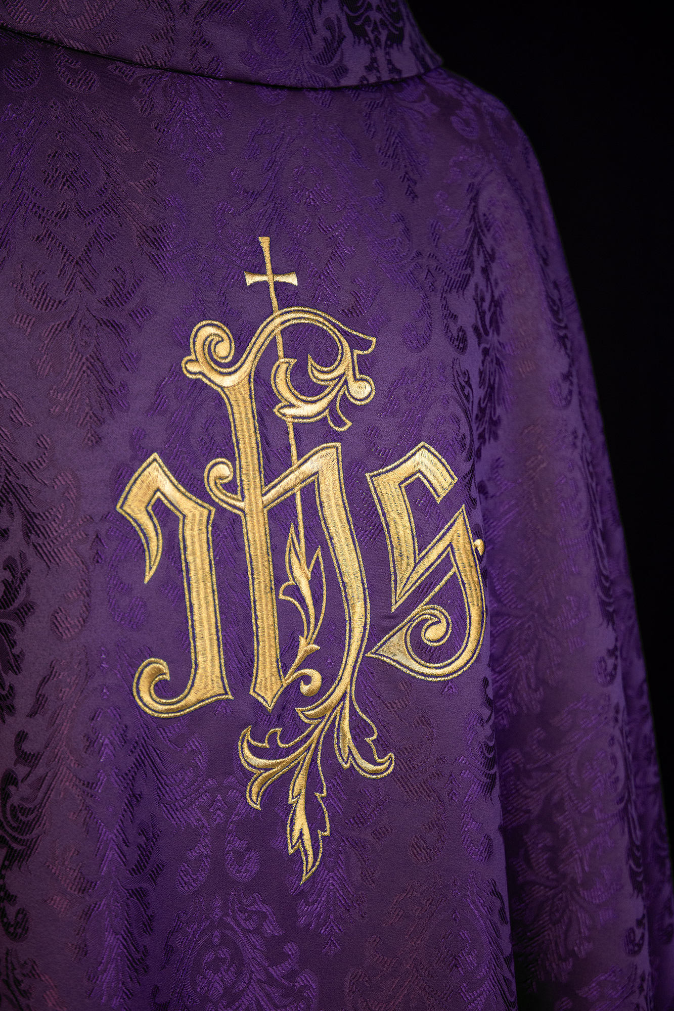 Chasuble violette avec motif IHS brodé sur tissu décoratif