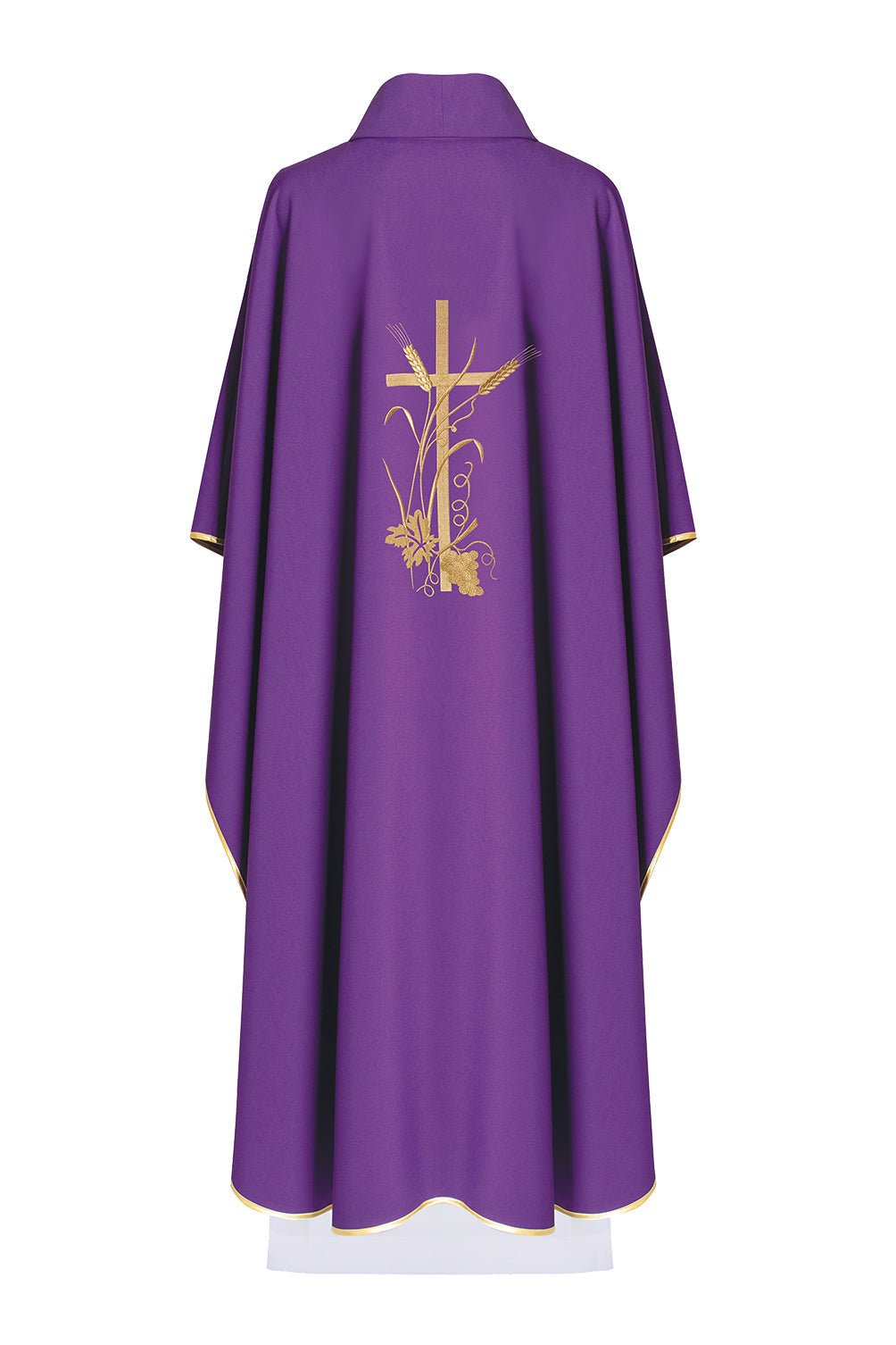 Chasuble violette avec large col et broderie de croix dorée