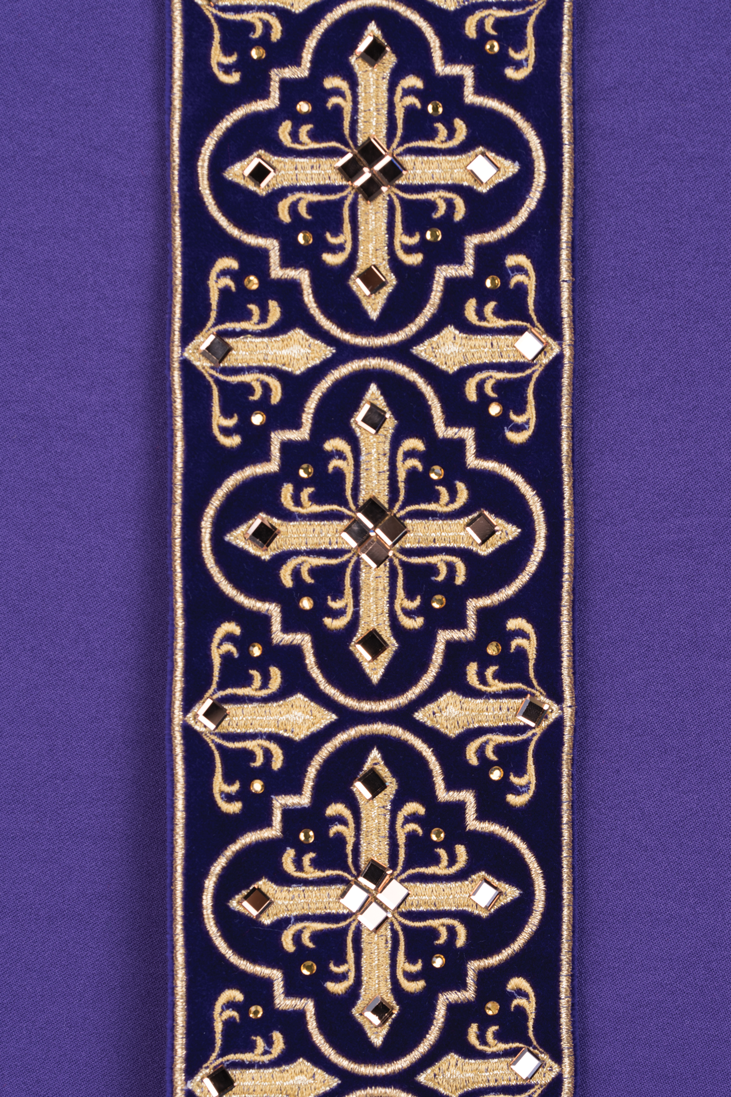 Chasuble violette ornée de cinq cents pierres décoratives