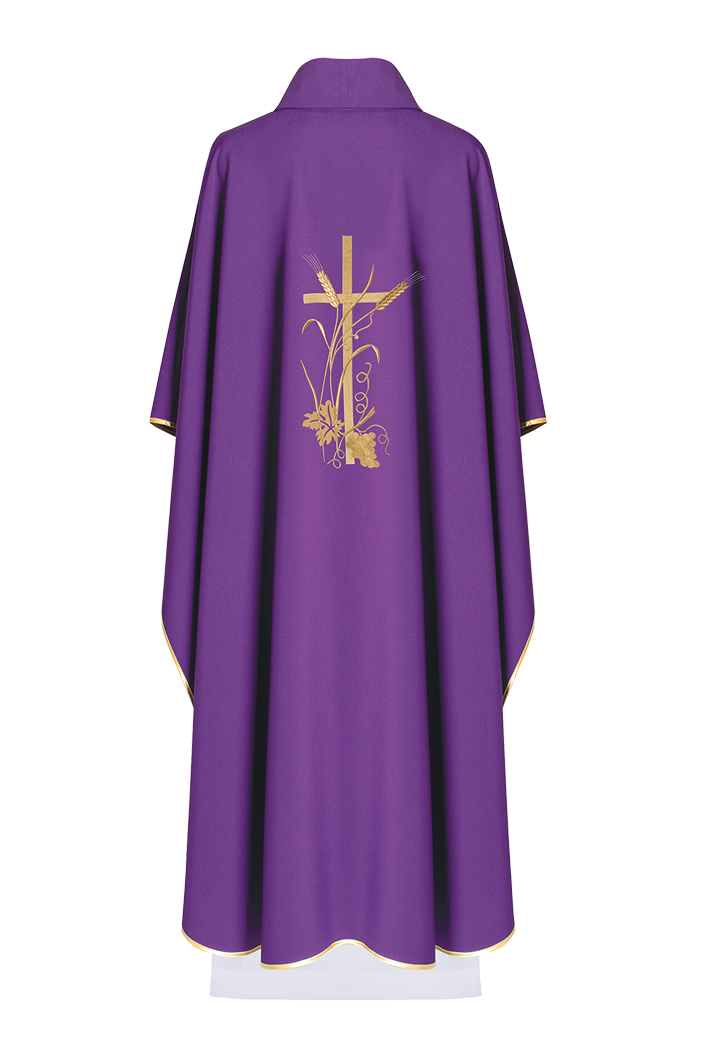 Chasuble violette avec broderie de croix dorée