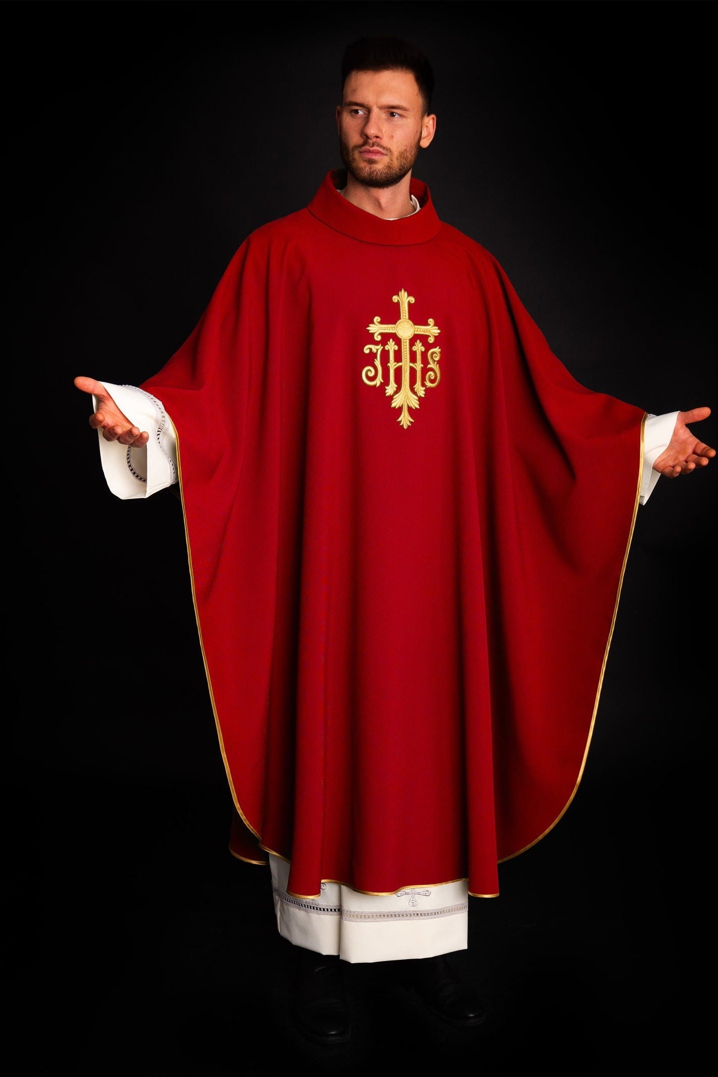 Chasuble rouge brodée avec le symbole JHS