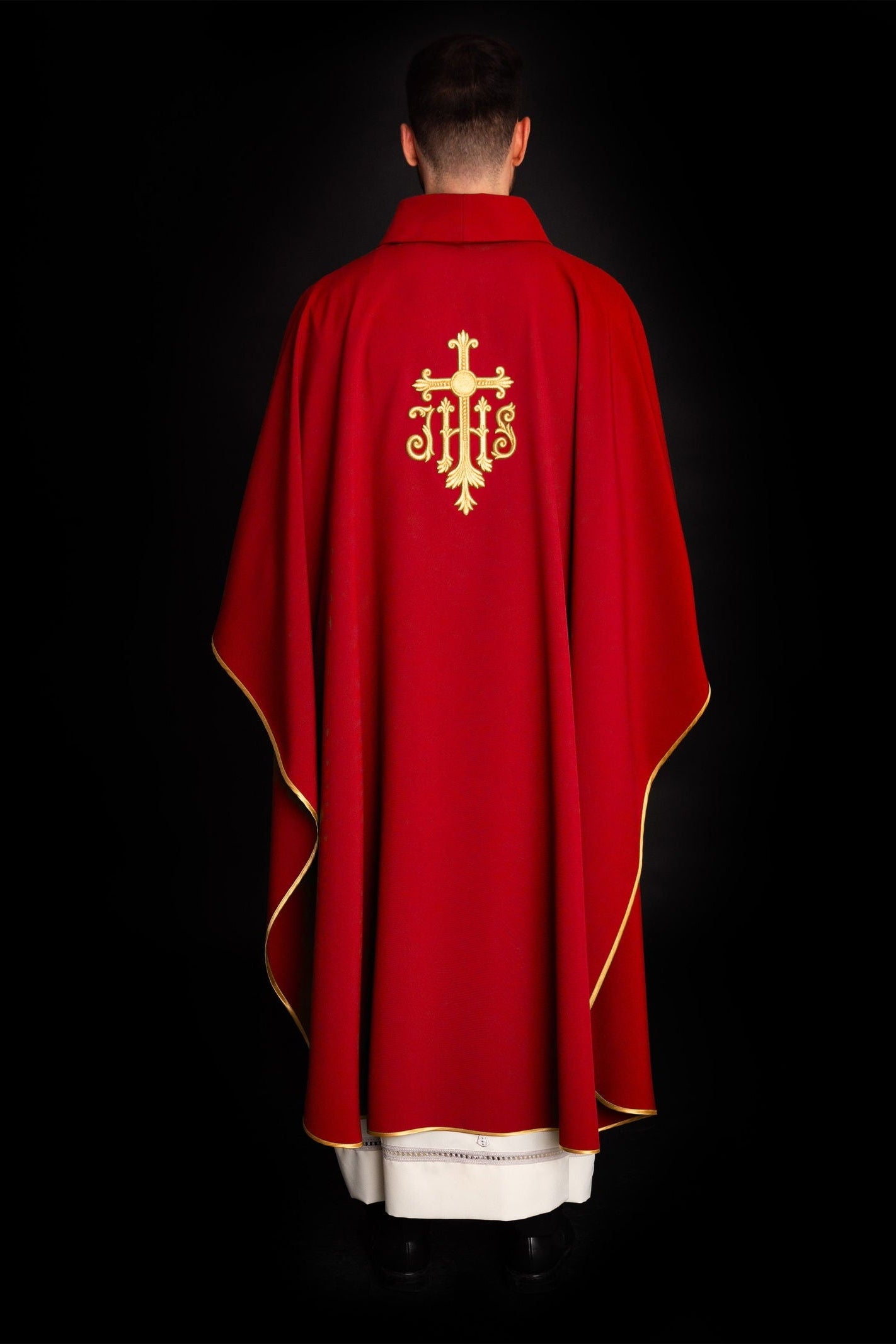 Chasuble rouge brodée avec le symbole JHS