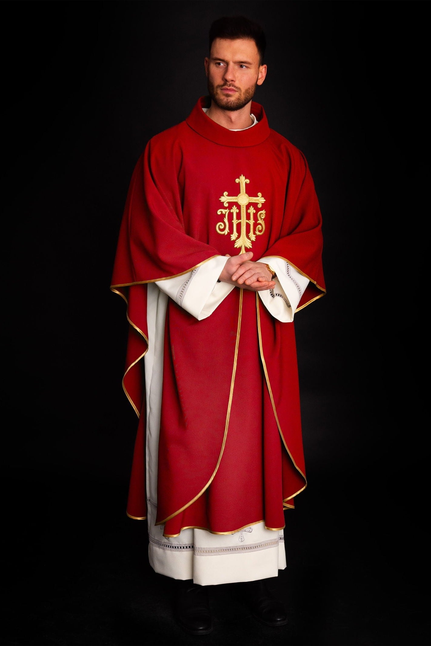 Chasuble rouge brodée avec le symbole JHS