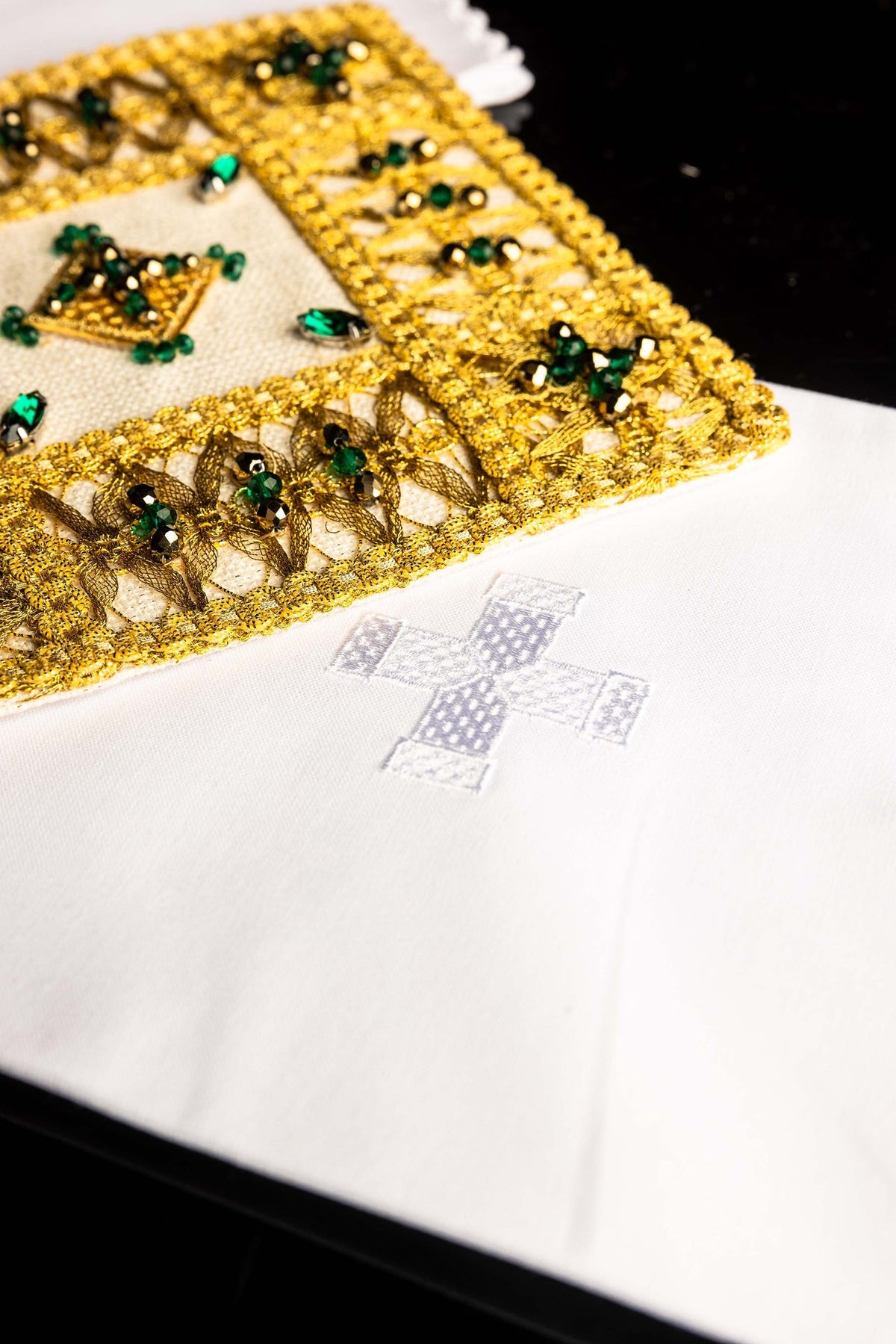 Ensemble de linges de calice, gros plan du motif central et de la dentelle dorée