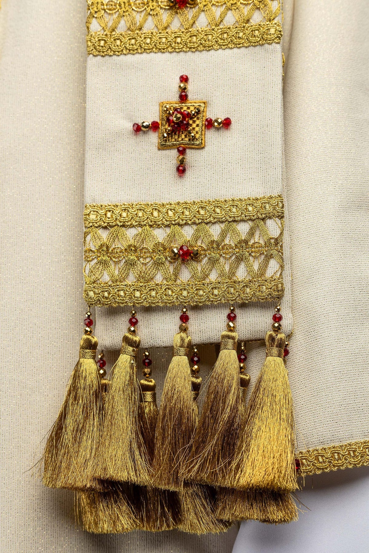 Chasuble, détail des croix, broderies ajourées et glands dorés