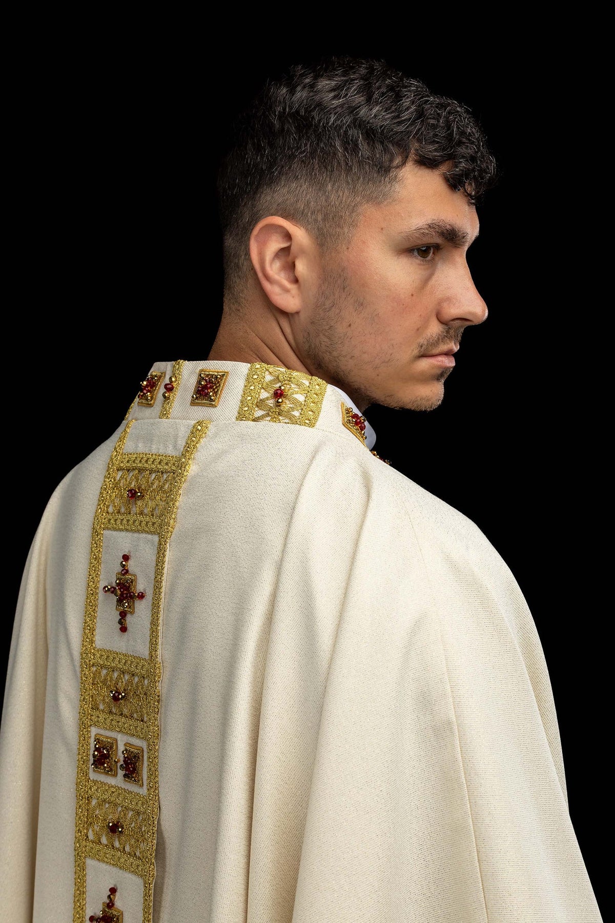 Chasuble faite à la main avec des pierres naturelles, détail du parement vertical orné de croix rouges