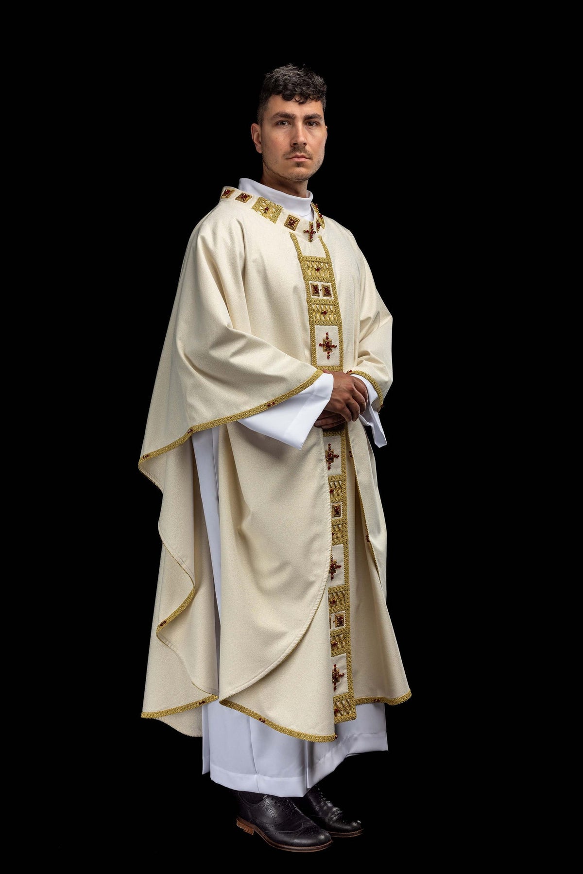 Chasuble faite à la main avec des pierres naturelles portée, vue de trois quarts et parement frontal