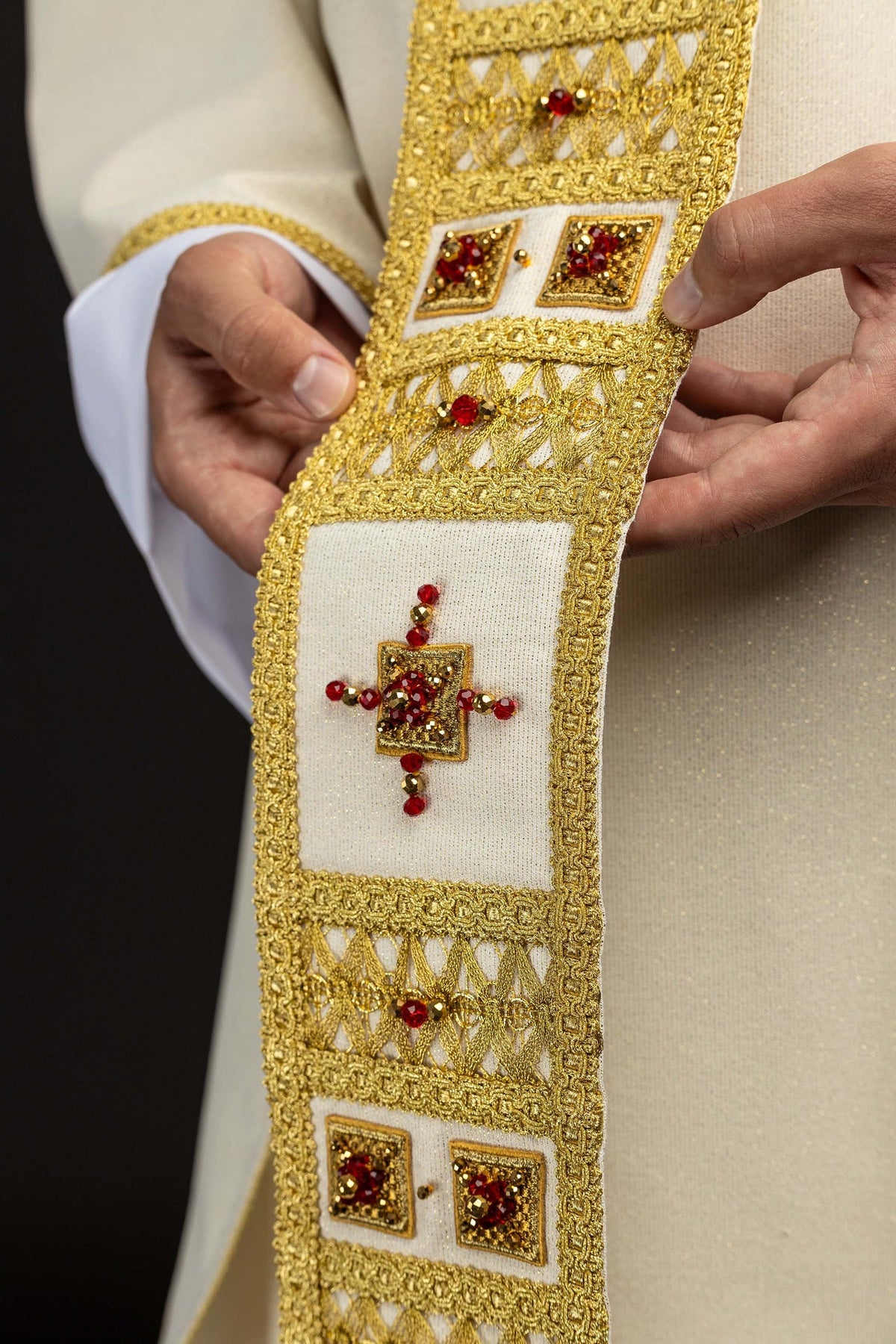 Chasuble, détail des carrés brodés de pierres rouges et dorées